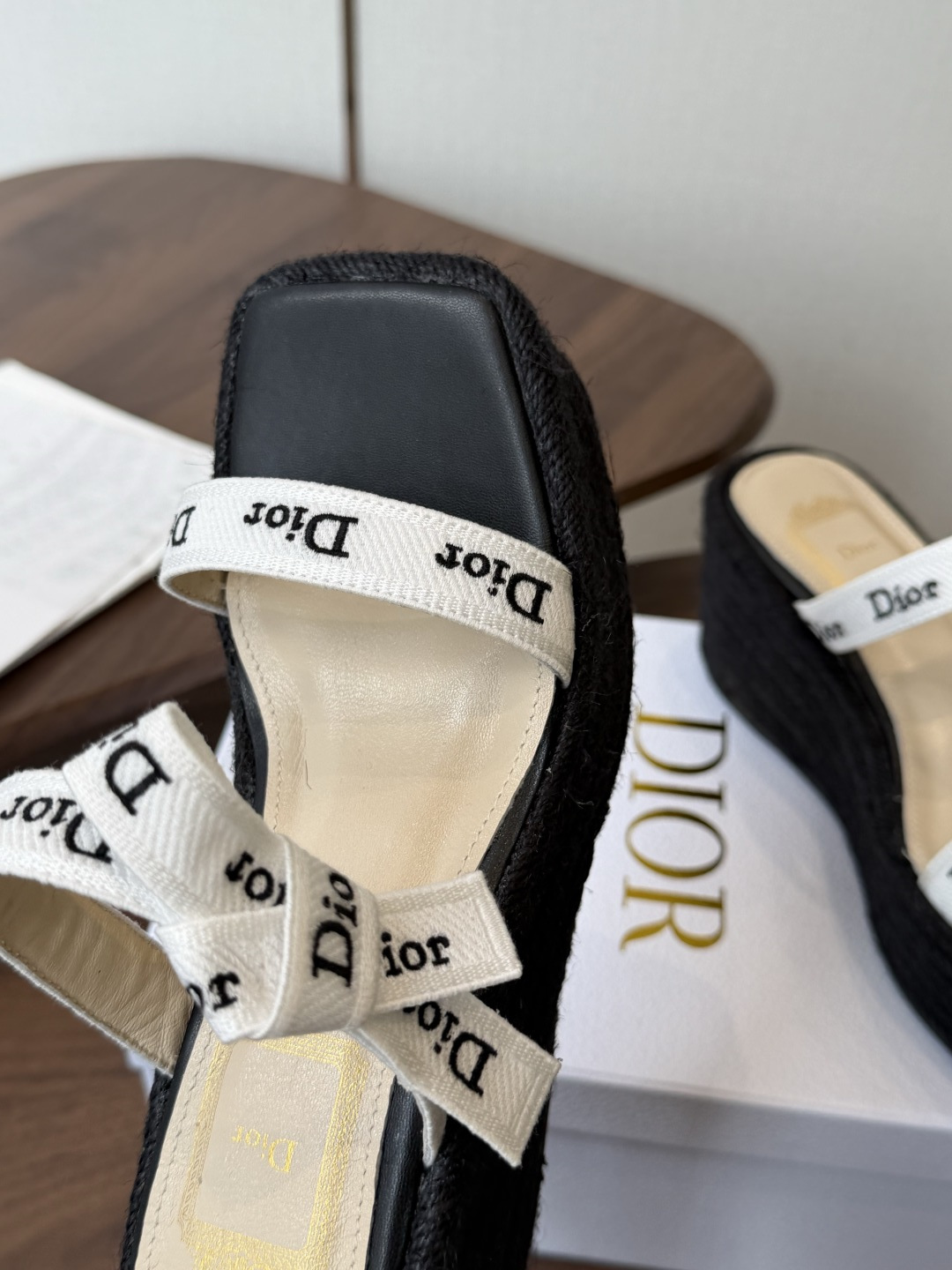 Dior 迪奥 26ss 夏季高版本新款 厚底凉鞋简约超级百搭. 上脚完美奢华可任意搭配春夏服饰. 脚感