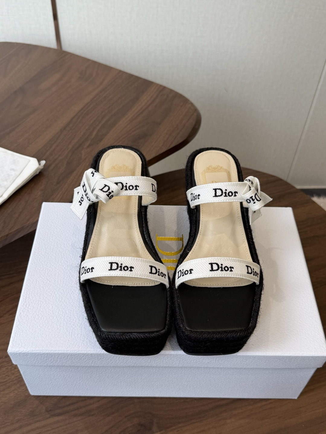 NO:875037,Dior Dior 26ss summer high version new thick-soled sandals are simple and super versatile. Perfect and luxurious on the feet, they can be matched with any spring and summer clothes. The feet feel even more comfortable!  The material is a perfect replica of the original version. The original disassembly and molding. The fabric is original custom cowhide. The lining is original custom sheepskin. The foot pads are original custom sheepskin. Outsole. Wedge sole. Heel height 8cm. Size#35-41 (40 41 custom-made, non-refundable). High heels and slippers, dior, dior, sandals, high heels, slippers, cowhide, sheepskin.19860909Dior 迪奥 26ss 夏季高版本新款 厚底凉鞋 简约超级百搭. 上脚完美奢华可任意搭配春夏服饰. 脚感更是舒适！材质原版完美复刻. 原版拆解开模. 面料原版定制牛皮 内里原版定制羊皮 垫脚原版定制羊皮 大底坡跟大底 跟高8cm Size#35-41（40 41 订做不退换）,高跟鞋拖鞋,dior,dior,sandals,high heels,slippers,cowhide,sheepskin,Women's Shoes
