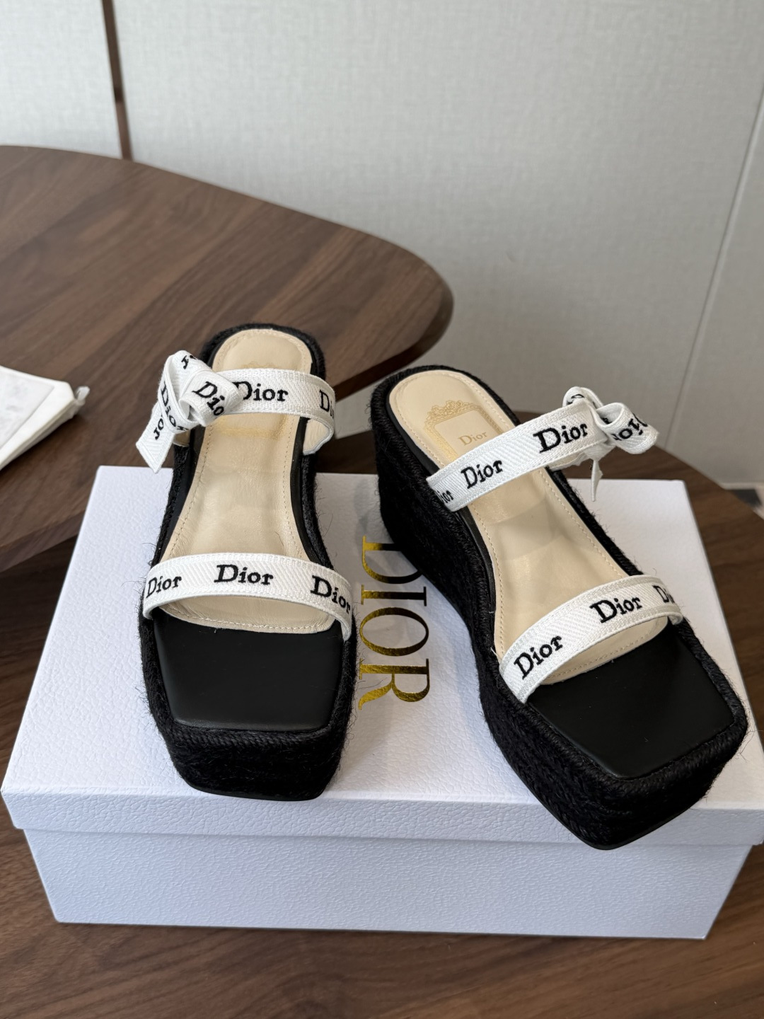 Dior 迪奥 26ss 夏季高版本新款 厚底凉鞋简约超级百搭. 上脚完美奢华可任意搭配春夏服饰. 脚感