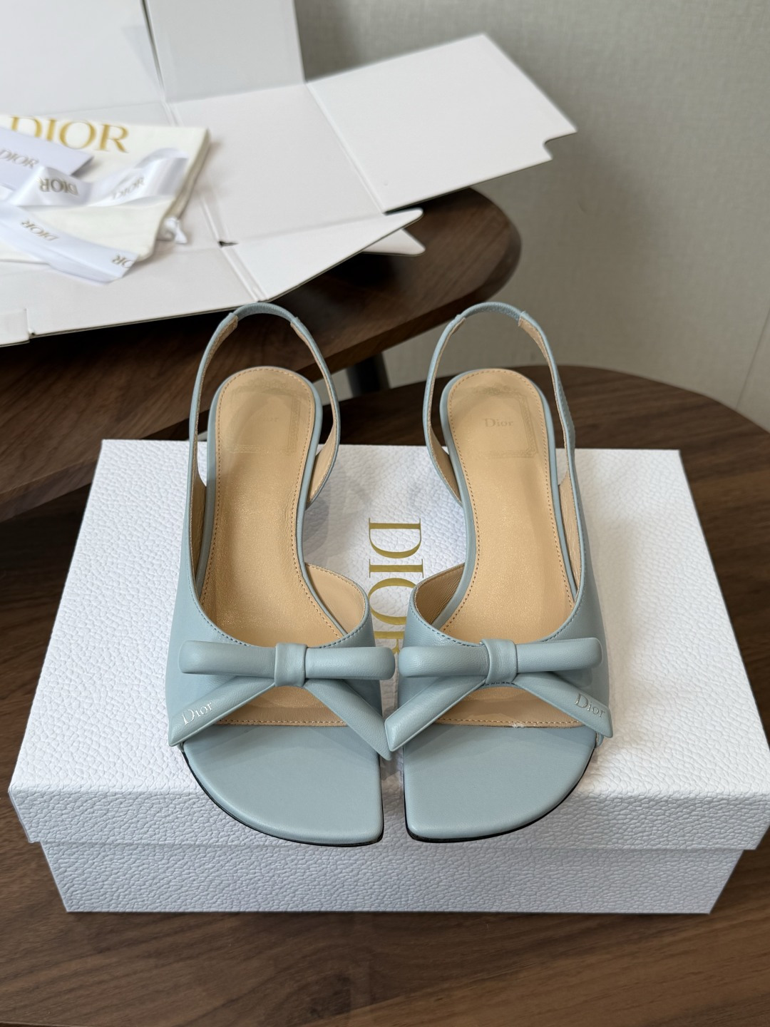 NO:875031,Dior 26ss made in Guangdong New color New element MISS DIOR Spring and summer new square toe bow slippers Embroidery, silk elements Square toe Jelly color open toe slippers The top version on the market Upper cowhide silk silk water sheepskin lining Outsole Italian leather outsole Heel height 3.5/8.5cm Size#35-42 (40 41  42 (custom-made, non-refundable), high heels and sandals, dior, dior, sandals, high heels, slippers, cowhide, sheepskin, Leather soles19860909莞产迪奥 Dior 26ss 新色 新元素MISS DIOR 春夏新款方头蝴蝶结拖鞋 刺绣、丝绸元素 方头 果冻色露趾拖鞋 市面顶级版本 鞋面牛皮丝绸水里羊皮内里 大底意大利真皮大底 跟高3.5/8.5cm Size#35-42（40 41 42订做不退换）,高跟鞋凉鞋,dior,dior,sandals,high heels,slippers,cowhide,sheepskin,Leather soles,Women's Shoes