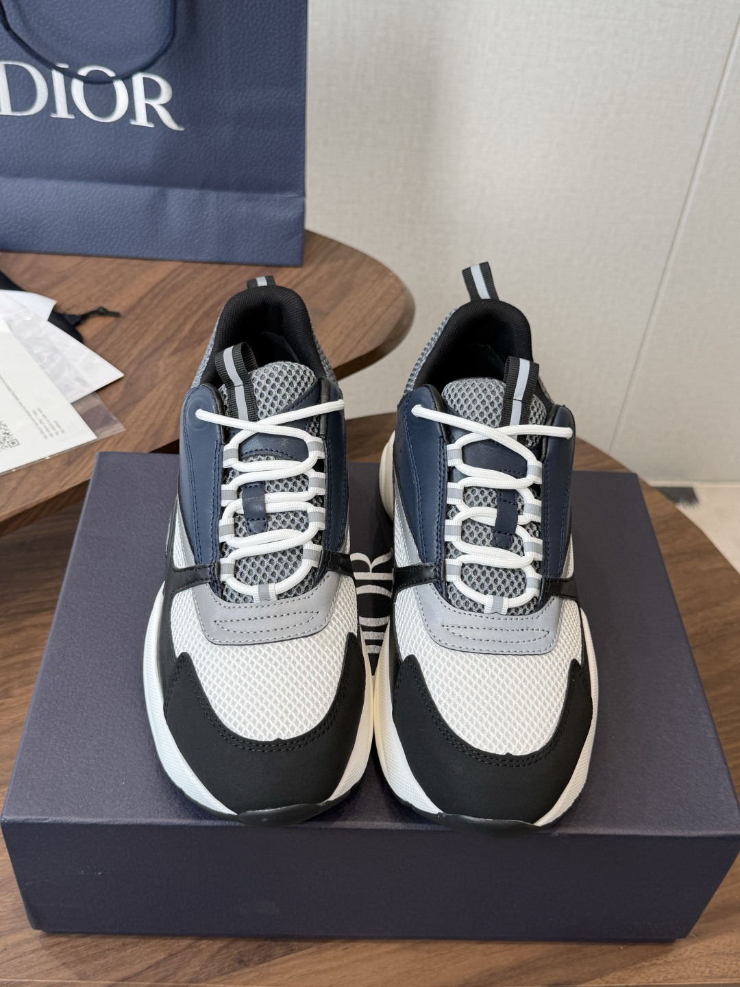 NO:875024,Dior star model 26ss is the most popular product. The newly released Dior Chrono new casual sports shoes, running shoes and dad shoes are really cool and full of futuristic feeling! Really cool!  Once again interpreting Dior's concept of cool fashion, the lucky star will bless you with good luck. The new EVA sole is super light and super soft! A perfect replica of the original!  Size#35-41 (40 41 custom-made, non-refundable), casual shoes/sports shoes, dior, dior, sneakers19860909Dior 明星款26ss 主推爆品 全新发售的迪奥 Dior Chrono 新款休闲运动鞋跑鞋老爹鞋 真的酷毙了,未来感十足! 真的好飒！再次演绎了迪奥酷时尚的理念,幸运星为你加持好运,全新的EVA鞋底超轻超软!原版完美复刻！ Size#35-41（40 41订做不退换）,休闲鞋/运动鞋,dior,dior,sneakers,Women's Shoes