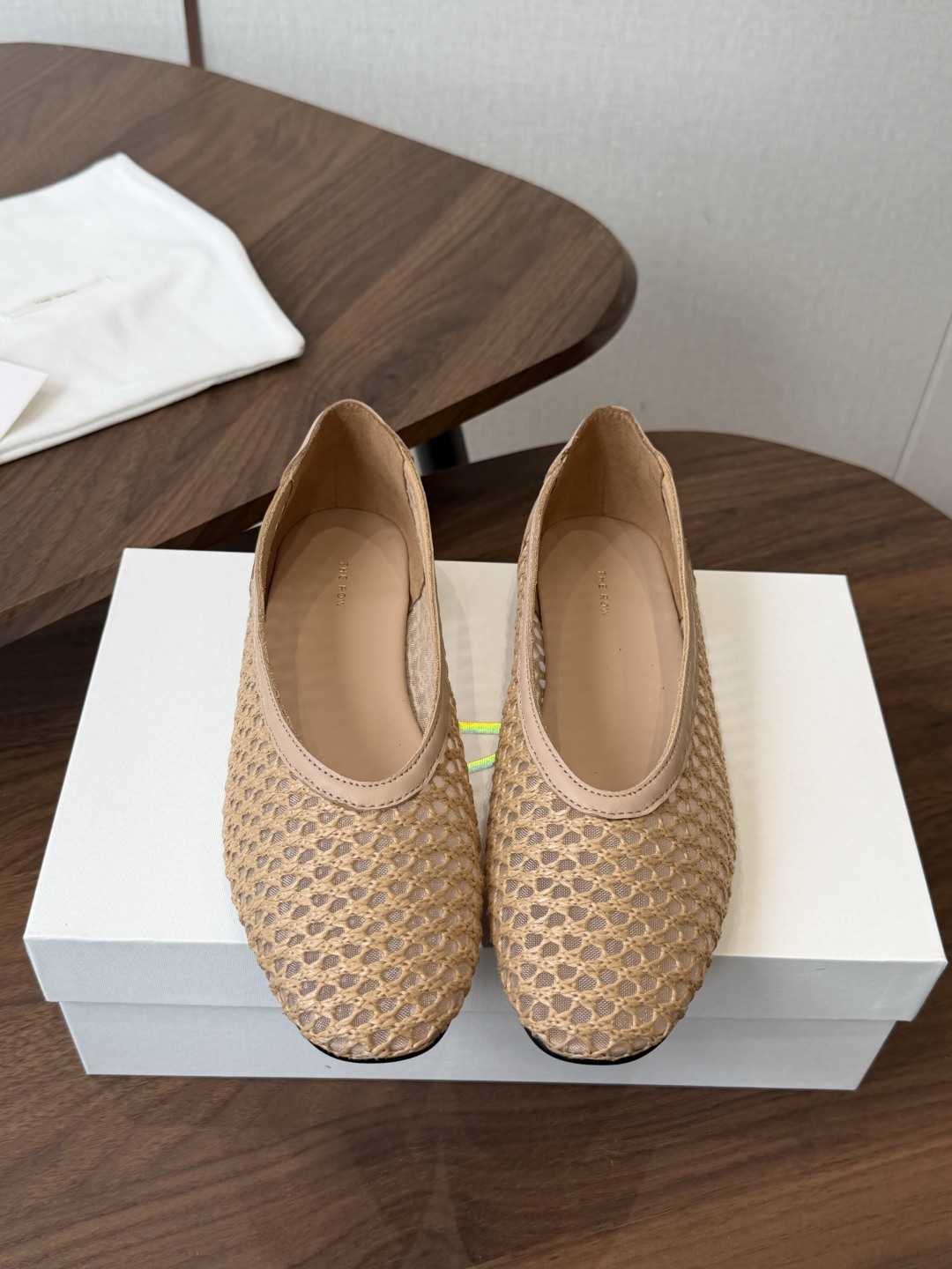 NO:875083,The Row26ss new summer mesh woven flat shoes made in Guangzhou. This pair of The Row mesh woven flat shoes is the perfect fusion of the brand's minimalist aesthetics and high-end texture, perfectly balancing the lazy and relaxed French atmosphere with the low-key sense of nobility.  Paired with it, it is almost an all-rounder regardless of style. When paired with linen wide-leg pants and a basic T-shirt, you can easily wear it with a casual and refreshing French laziness. Paired with a cotton and linen dress or straight jeans, it can transform into a gentle and intellectual temperament. Whether it is a daily outing, a short trip or a light business scene, it can be adapted just right and easily create a variety of styles. Customized fur mesh upper/imported lambskin, mixed sheepskin lining, original molded outsole  size 35-41 (customized sizes 40 and 41 are not returnable), single shoes, flats, skirts, jeans, tees, t-shirts, sheepskin19860909莞产The Row26ss夏季新款网面编织平底单鞋 这双The Row网面编织平底鞋,是品牌极简美学与高级质感的完美融合,把慵懒松弛的法式氛围和低调的贵气感平衡得恰到好处. 搭配上它几乎是不挑风格的万能选手,日常搭配亚麻阔腿裤和基础T恤,能轻松穿出随性清爽的法式慵懒感；搭配棉麻连衣裙或直筒牛仔裤,又能化身温柔知性的气质风,不管是日常出门、短途出游还是轻商务场景,都能适配得恰到好处,轻松打造多种风格造型. 鞋面定制皮草网纱/进口小羊皮 内里混种羊皮 大底原版开模大底 size35-41码（40、41码定制不退换）,单鞋,flats,skirts,jeans,tees，t-shirt,sheepskin,Women's Shoes
