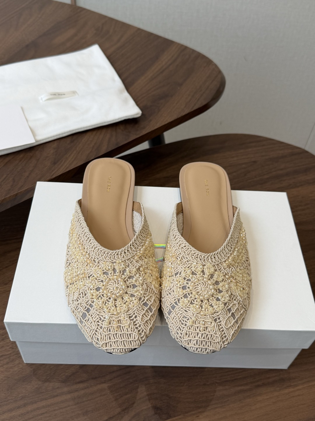 NO:875076,The Row26ss new spring and summer woven Mule half-mugs made in Guangzhou are designed with a toe-toe half-mug silhouette, soft and neat round toe lines, and a woven texture with breathable properties. The hollow structure not only takes into account refinement, but also brings a refreshing experience to the feet. The detail processing of the shoe body continues the brand's consistent restrained aesthetics, without unnecessary decoration, but the texture layer is hidden in the woven texture.  In terms of matching, whether it is paired with a linen shirt and wide-leg pants to create a lazy commuting look, or paired with a floral dress or jeans for a relaxed holiday style, it can be easily adapted. It is an excellent item to create a minimalist style. The upper is purely hand-beaded and embroidered, and the lining is mixed sheepskin. The original open-molded outsole size 35-41 (customized sizes 40 and 41 are non-returnable), half drag, skirts, jeans, shirts, sheepskin19860909莞产The Row26ss春夏新款编织穆勒半拖 设计上采用包头半拖的廓形,圆头线条柔和利落,编织纹理自带透气属性,镂空结构在兼顾精致度的同时,也为足部带来清爽体验.鞋身的细节处理延续了品牌一贯的克制美学,没有多余装饰,却在编织肌理中暗藏质感层次. 搭配上,无论是搭配亚麻衬衫与阔腿裤打造慵懒的通勤造型,还是搭配碎花连衣裙或牛仔裤演绎松弛的度假风格,都能轻松适配,是打造极简风穿搭的绝佳单品. 鞋面纯手工串珠刺绣 内里混种羊皮 大底原版开模大底 size35-41码（40、41码定制不退换）,半拖,skirts,jeans,shirts,sheepskin,Women's Shoes