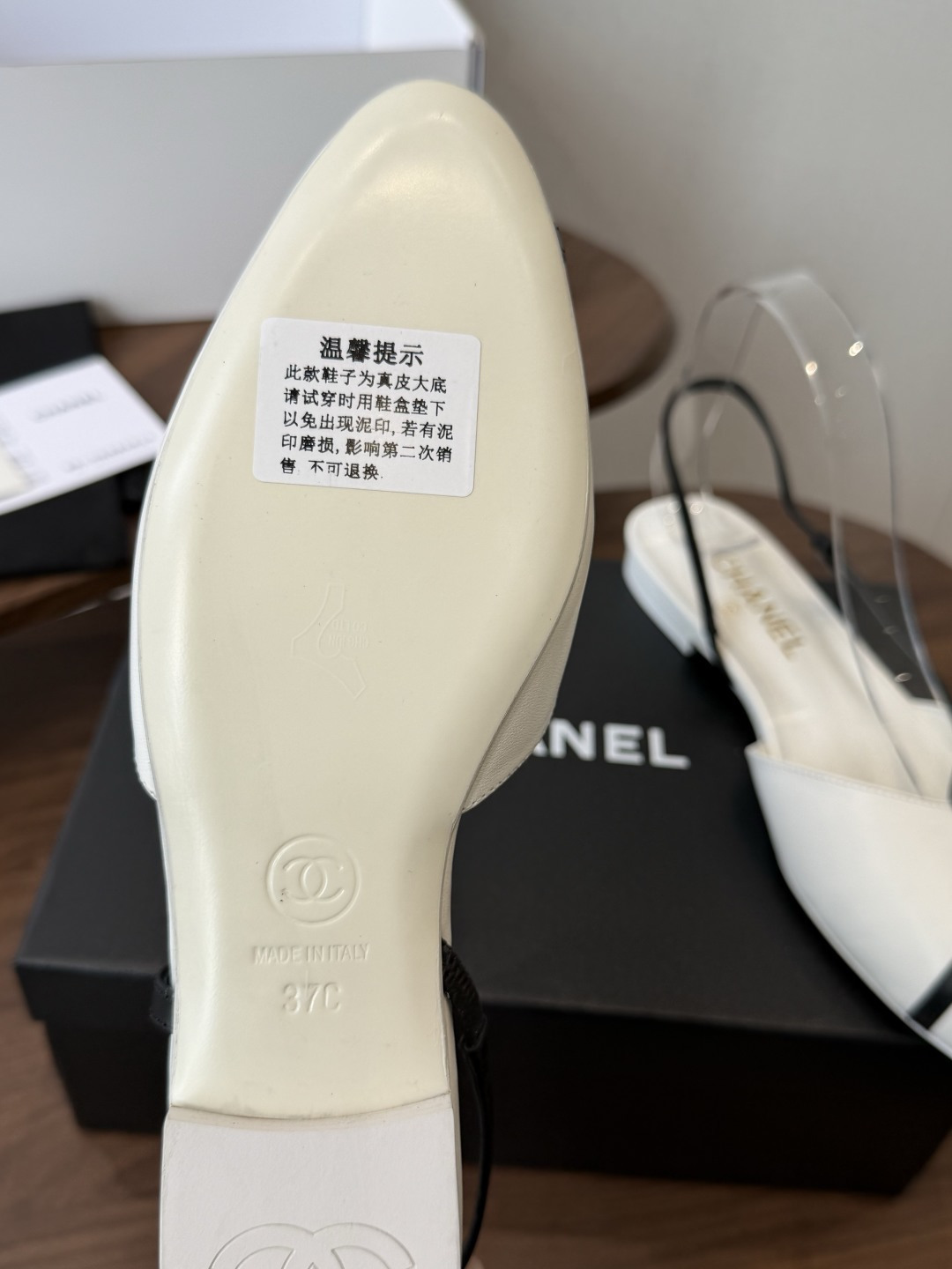 Chanel26ss夏季新款s线条后空平底凉鞋利落的鞋型自带优雅氛围感,后跟细绊带的设计轻松修饰脚踝线条 Chanel26ss夏季新款s线条后空平底凉鞋利落的鞋型自带优雅氛围感,后跟细绊带的设计轻松修饰脚踝线条