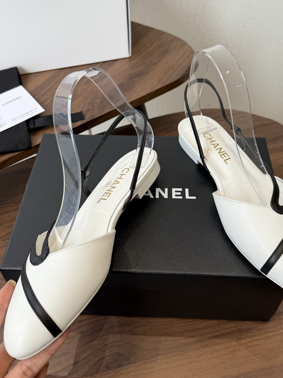 Chanel26ss夏季新款s线条后空平底凉鞋利落的鞋型自带优雅氛围感,后跟细绊带的设计轻松修饰脚踝线条 Chanel26ss夏季新款s线条后空平底凉鞋利落的鞋型自带优雅氛围感,后跟细绊带的设计轻松修饰脚踝线条