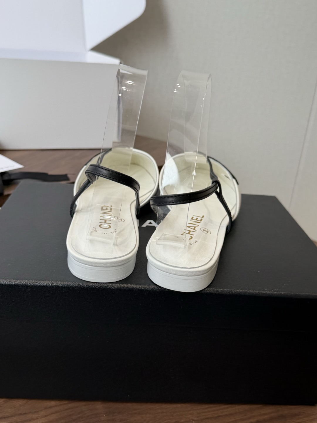 Chanel26ss夏季新款s线条后空平底凉鞋利落的鞋型自带优雅氛围感,后跟细绊带的设计轻松修饰脚踝线条 Chanel26ss夏季新款s线条后空平底凉鞋利落的鞋型自带优雅氛围感,后跟细绊带的设计轻松修饰脚踝线条