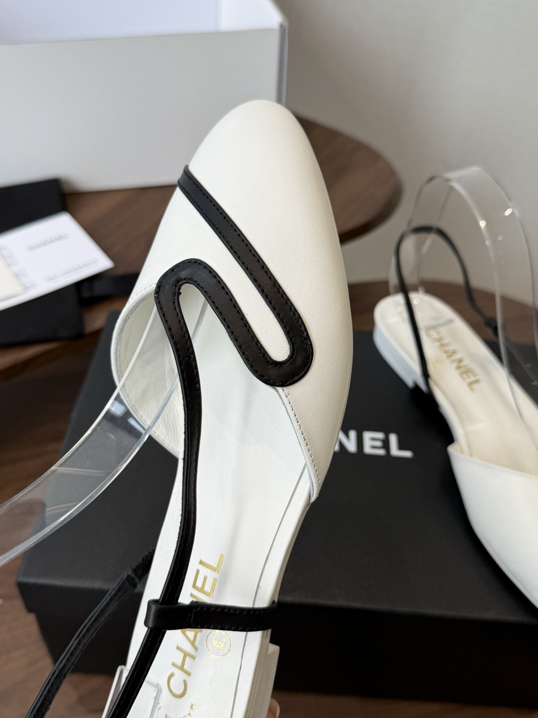 Chanel26ss夏季新款s线条后空平底凉鞋利落的鞋型自带优雅氛围感,后跟细绊带的设计轻松修饰脚踝线条 Chanel26ss夏季新款s线条后空平底凉鞋利落的鞋型自带优雅氛围感,后跟细绊带的设计轻松修饰脚踝线条