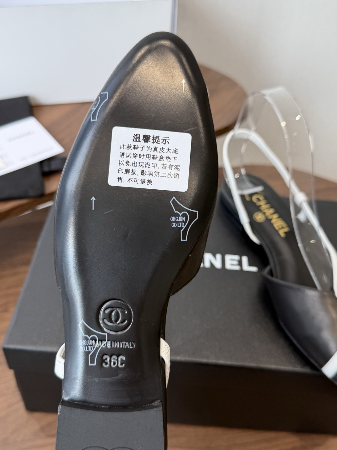 Chanel26ss夏季新款s线条后空平底凉鞋利落的鞋型自带优雅氛围感,后跟细绊带的设计轻松修饰脚踝线条 Chanel26ss夏季新款s线条后空平底凉鞋利落的鞋型自带优雅氛围感,后跟细绊带的设计轻松修饰脚踝线条