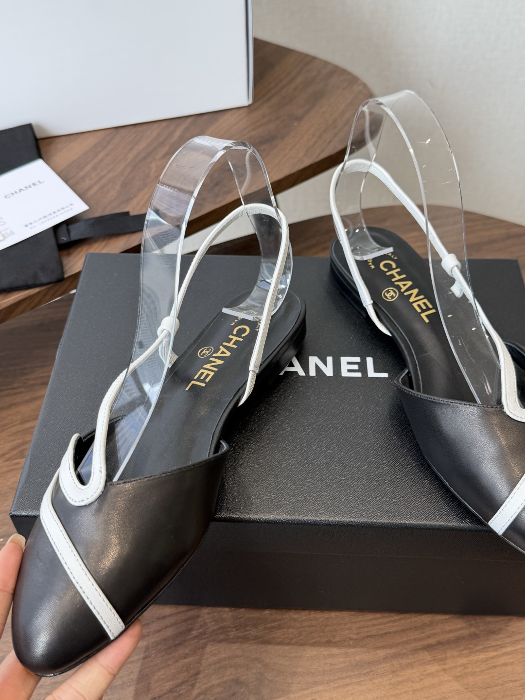 Chanel26ss夏季新款s线条后空平底凉鞋利落的鞋型自带优雅氛围感,后跟细绊带的设计轻松修饰脚踝线条 Chanel26ss夏季新款s线条后空平底凉鞋利落的鞋型自带优雅氛围感,后跟细绊带的设计轻松修饰脚踝线条