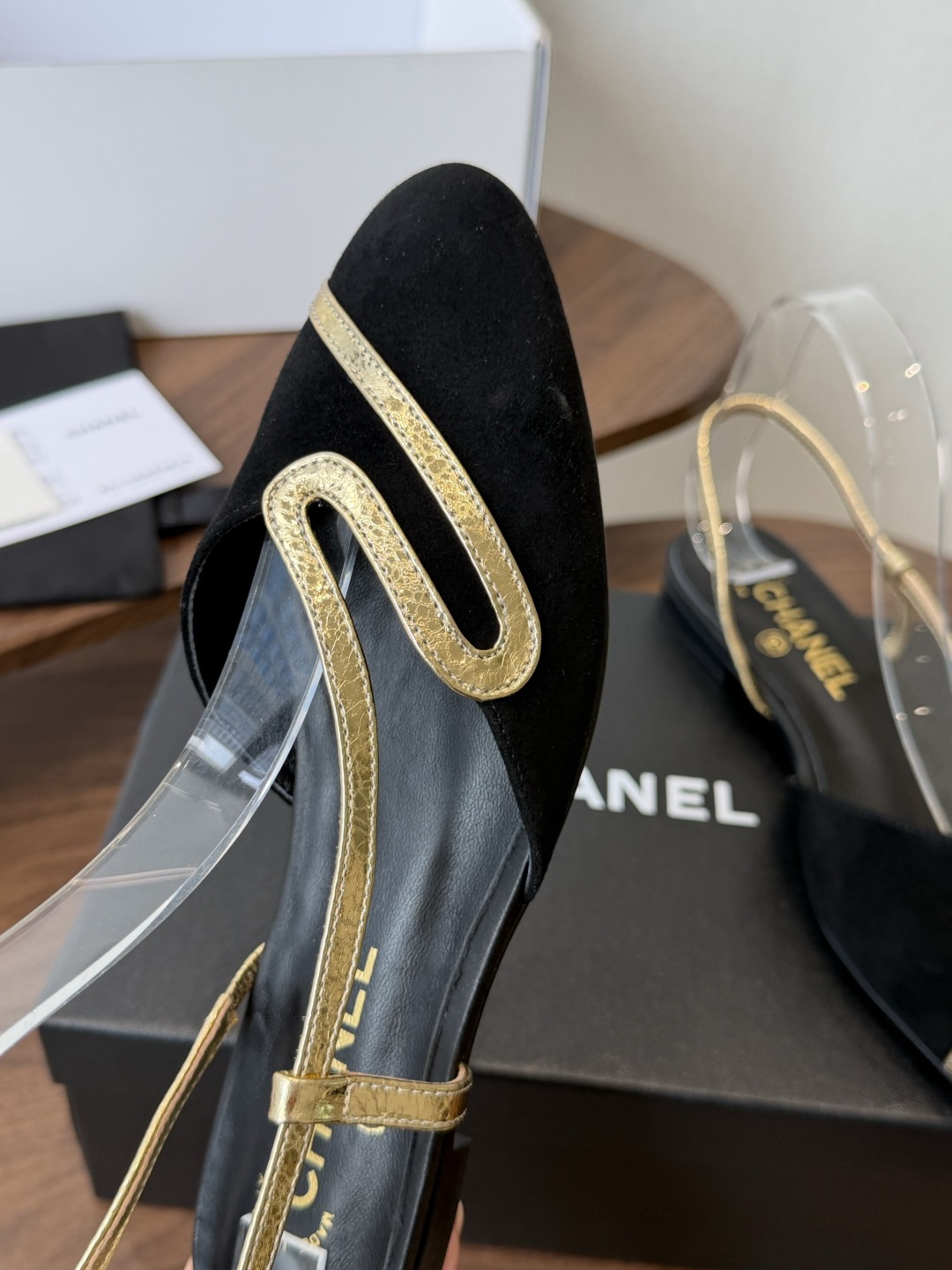 Chanel26ss夏季新款s线条后空平底凉鞋利落的鞋型自带优雅氛围感，后跟细绊带的设计轻松修饰脚踝线条