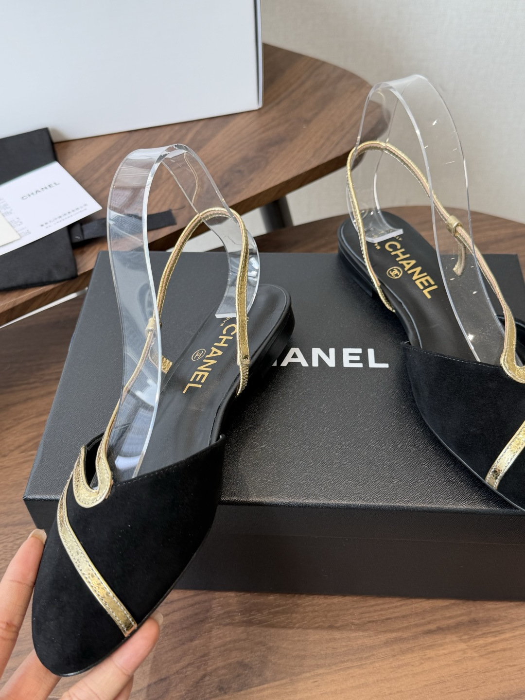 Chanel26ss夏季新款s线条后空平底凉鞋利落的鞋型自带优雅氛围感，后跟细绊带的设计轻松修饰脚踝线条