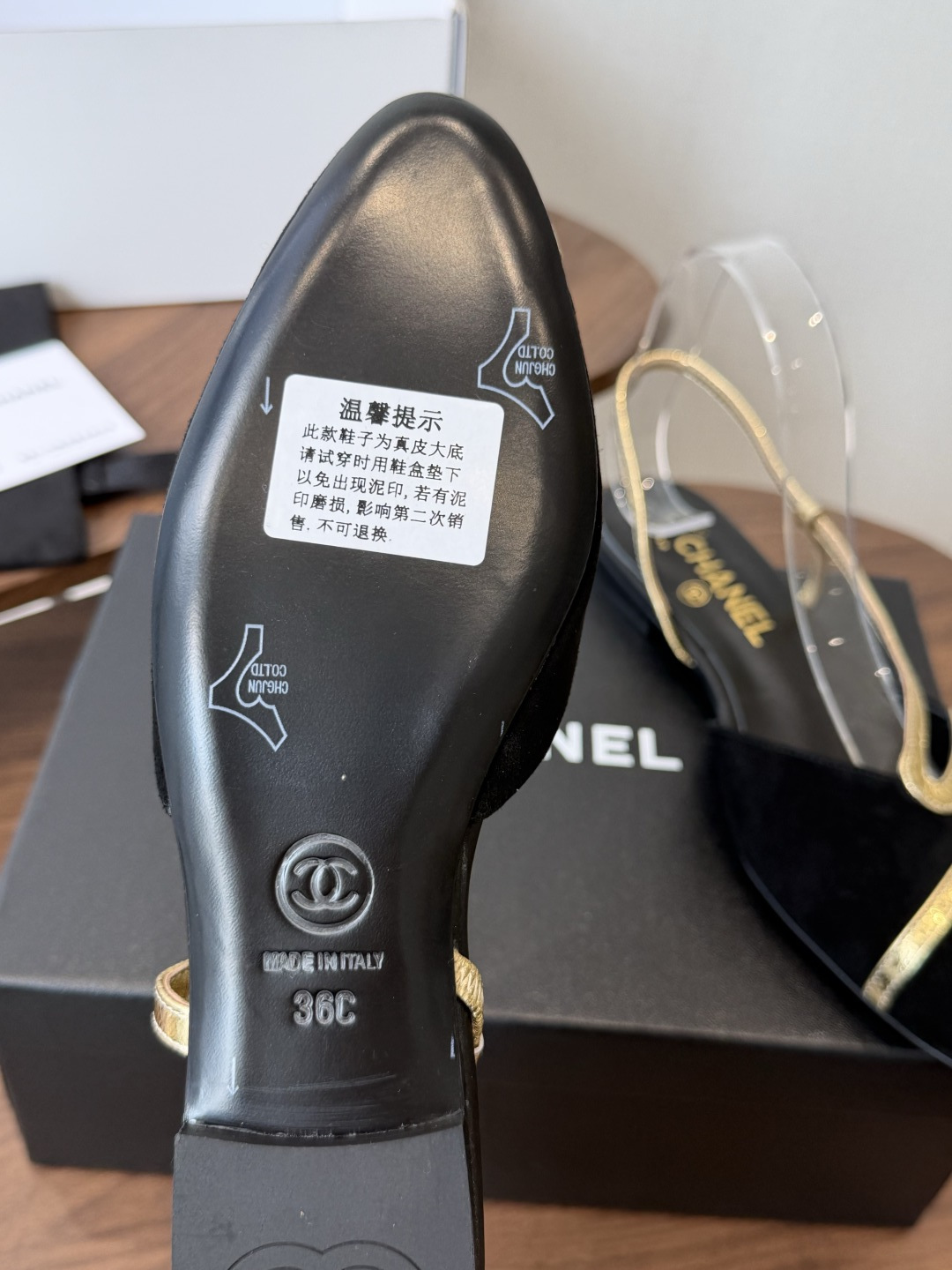 Chanel26ss夏季新款s线条后空平底凉鞋利落的鞋型自带优雅氛围感，后跟细绊带的设计轻松修饰脚踝线条