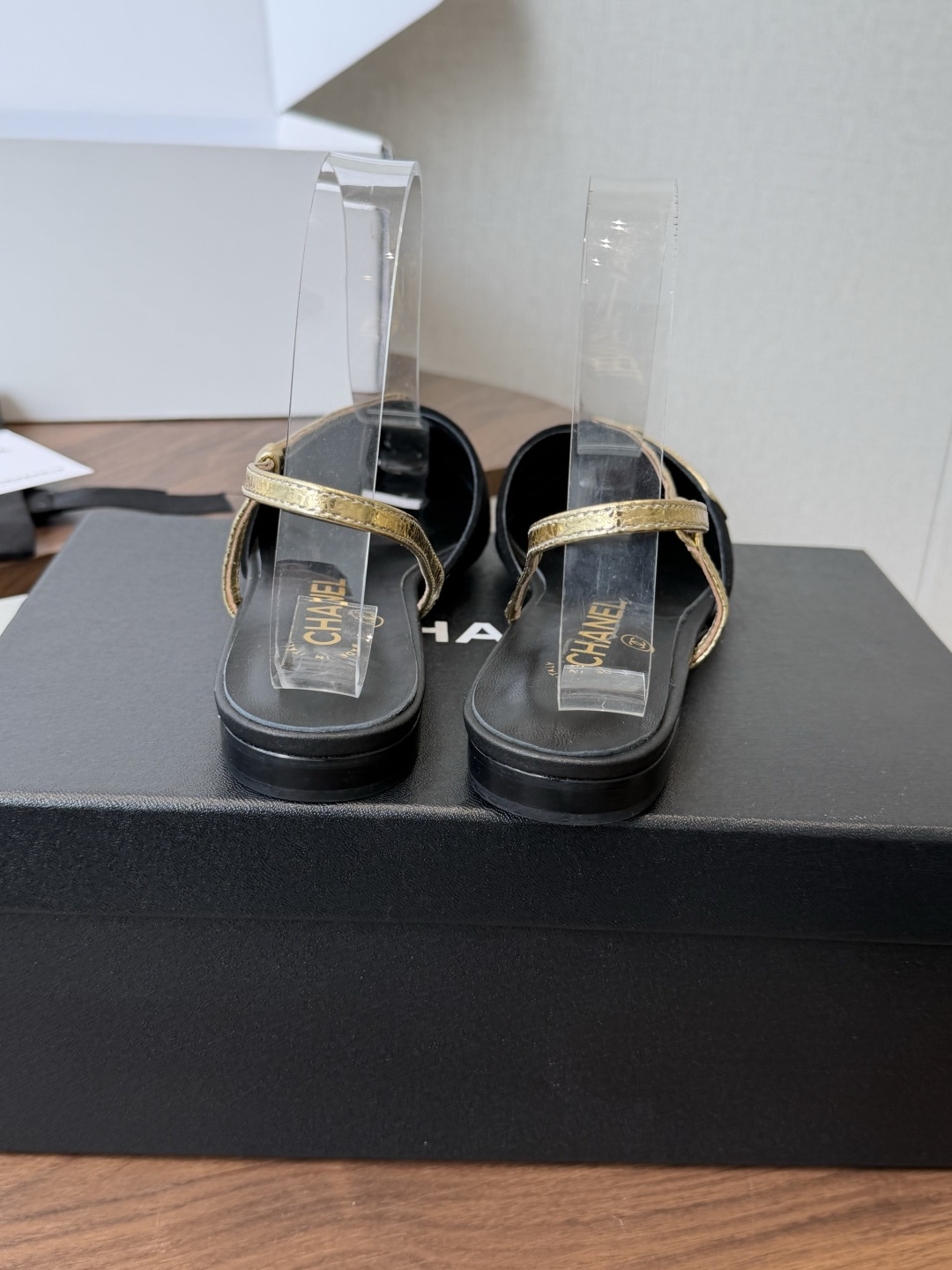 Chanel26ss夏季新款s线条后空平底凉鞋利落的鞋型自带优雅氛围感，后跟细绊带的设计轻松修饰脚踝线条
