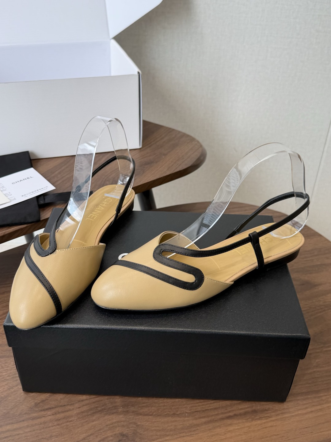 Chanel26ss夏季新款s线条后空平底凉鞋利落的鞋型自带优雅氛围感，后跟细绊带的设计轻松修饰脚踝线条