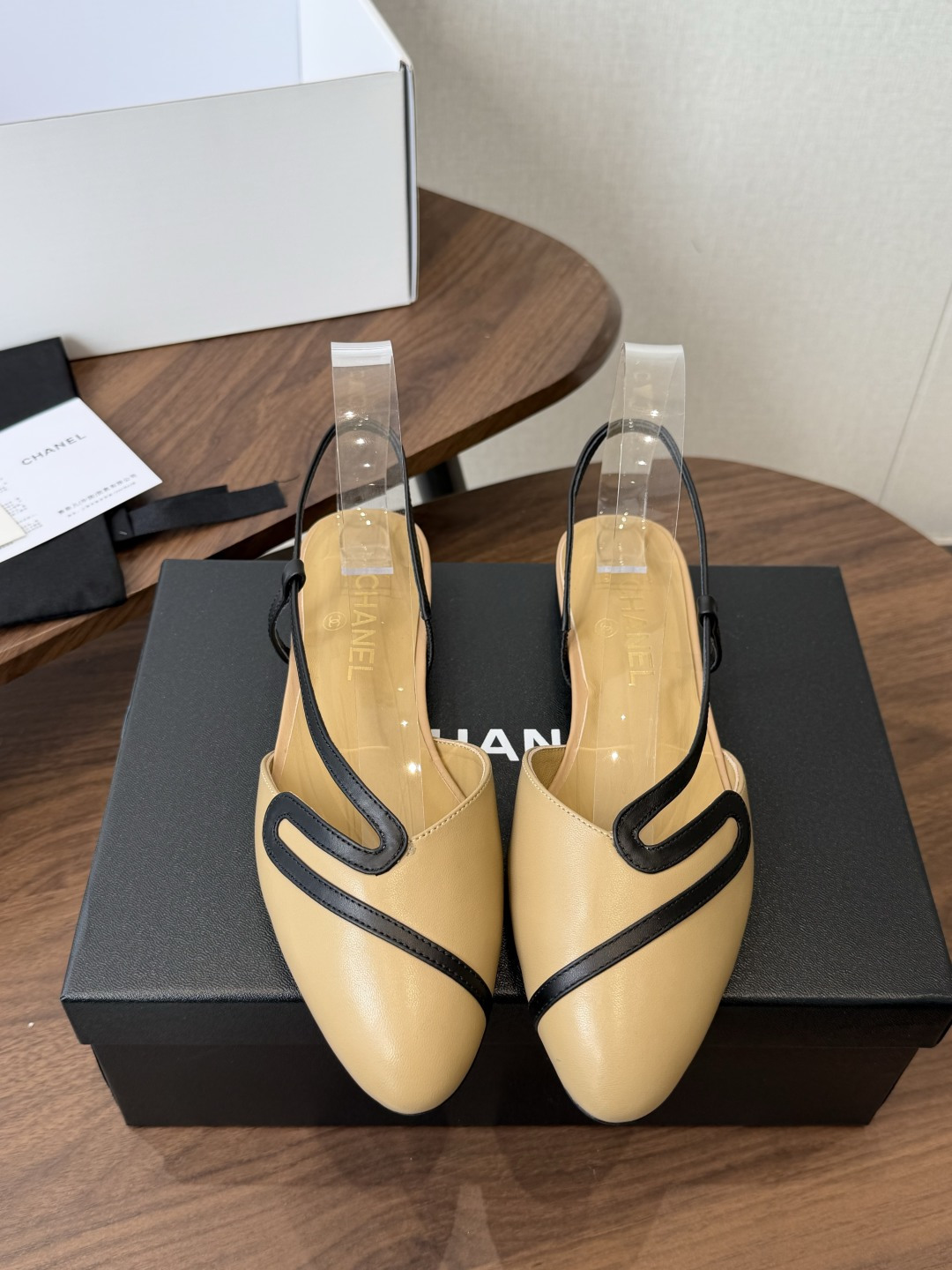 NO:875069,Chanel26ss new summer style s-line hollow back flat sandals. The neat shoe shape brings a sense of elegance. The design of the thin heel strap easily modifies the ankle line. The unique curved edges and contrasting colors are the finishing touch of the whole pair of shoes. They are simple but hide exquisite details. They will not appear cumbersome and procrastinating for daily wear.  In terms of matching, it is suitable for many dressing styles. It can be worn with slim-fitting trousers to create a smart commuting style. It can be paired with a dress to create a gentle atmosphere. It can also be easily combined with jeans or a short skirt. It is suitable for daily shopping or going to a party. Sheepskin upper, sheepskin lining, genuine leather outsole, size 35-41 (customized sizes 40 and 41 are non-returnable), sandals, chanel, sandals, skirts, jeans, business  suit,sheepskin,leather soles19860909Chanel26ss夏季新款s线条后空平底凉鞋 利落的鞋型自带优雅氛围感,后跟细绊带的设计轻松修饰脚踝线条,别致的弧形包边撞色是整双鞋的点睛巧思,简约却暗藏精致细节,日常穿完全不会显得累赘拖沓. 搭配方面适配超多穿搭风格,搭配修身西装裤能穿出干练通勤风,配上连衣裙又能拿捏温柔氛围感,牛仔裤或是半身短裙也能轻松组合,不管是日常出门逛街还是赴约聚会都很合适. 鞋面羊皮 内里羊皮 大底真皮大底 size35-41码（40、41码定制不退换）,凉鞋,chanel,sandals,skirts,jeans,business suit,sheepskin,Leather soles,Women's Shoes
