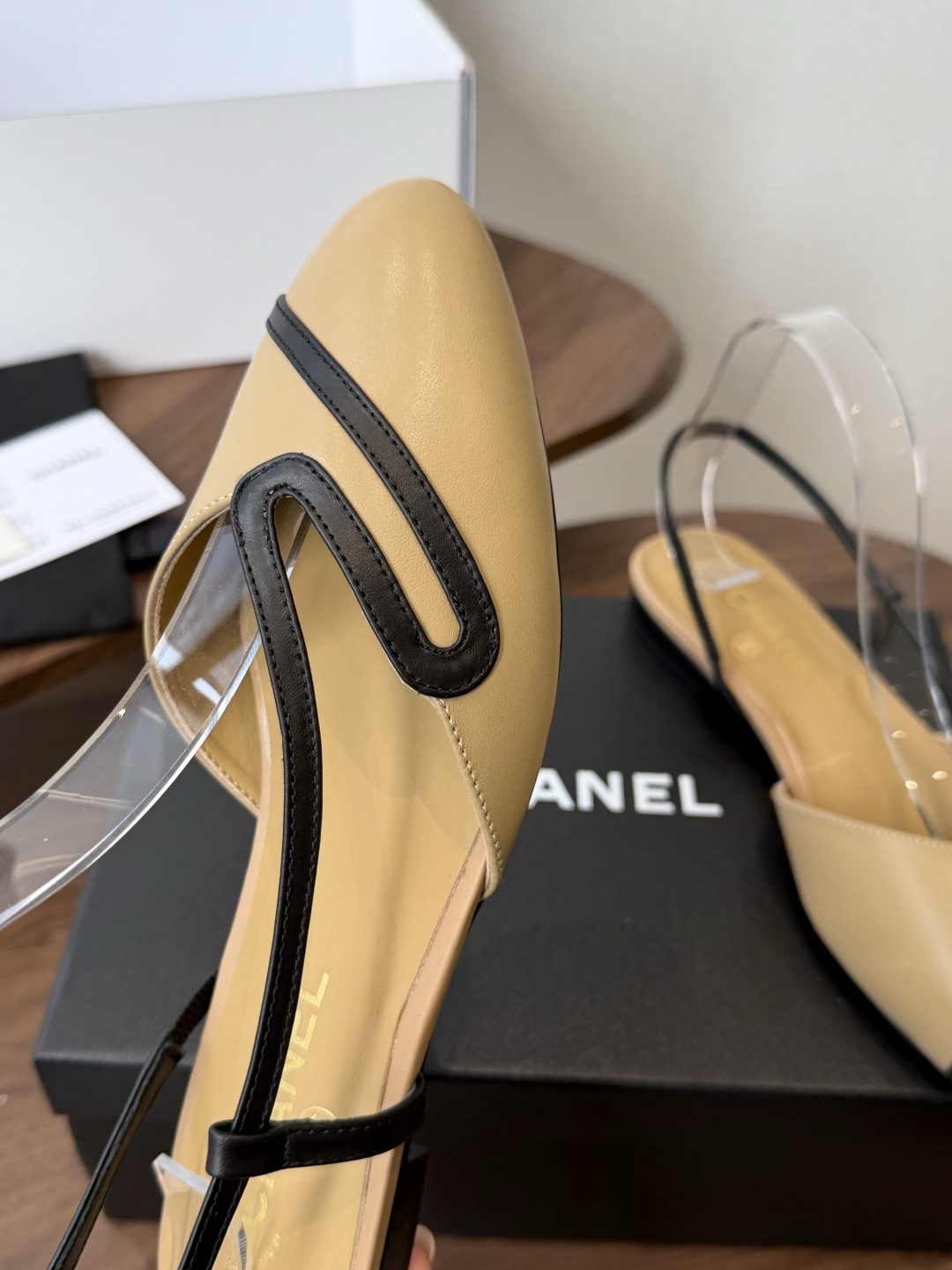 Chanel26ss夏季新款s线条后空平底凉鞋利落的鞋型自带优雅氛围感，后跟细绊带的设计轻松修饰脚踝线条