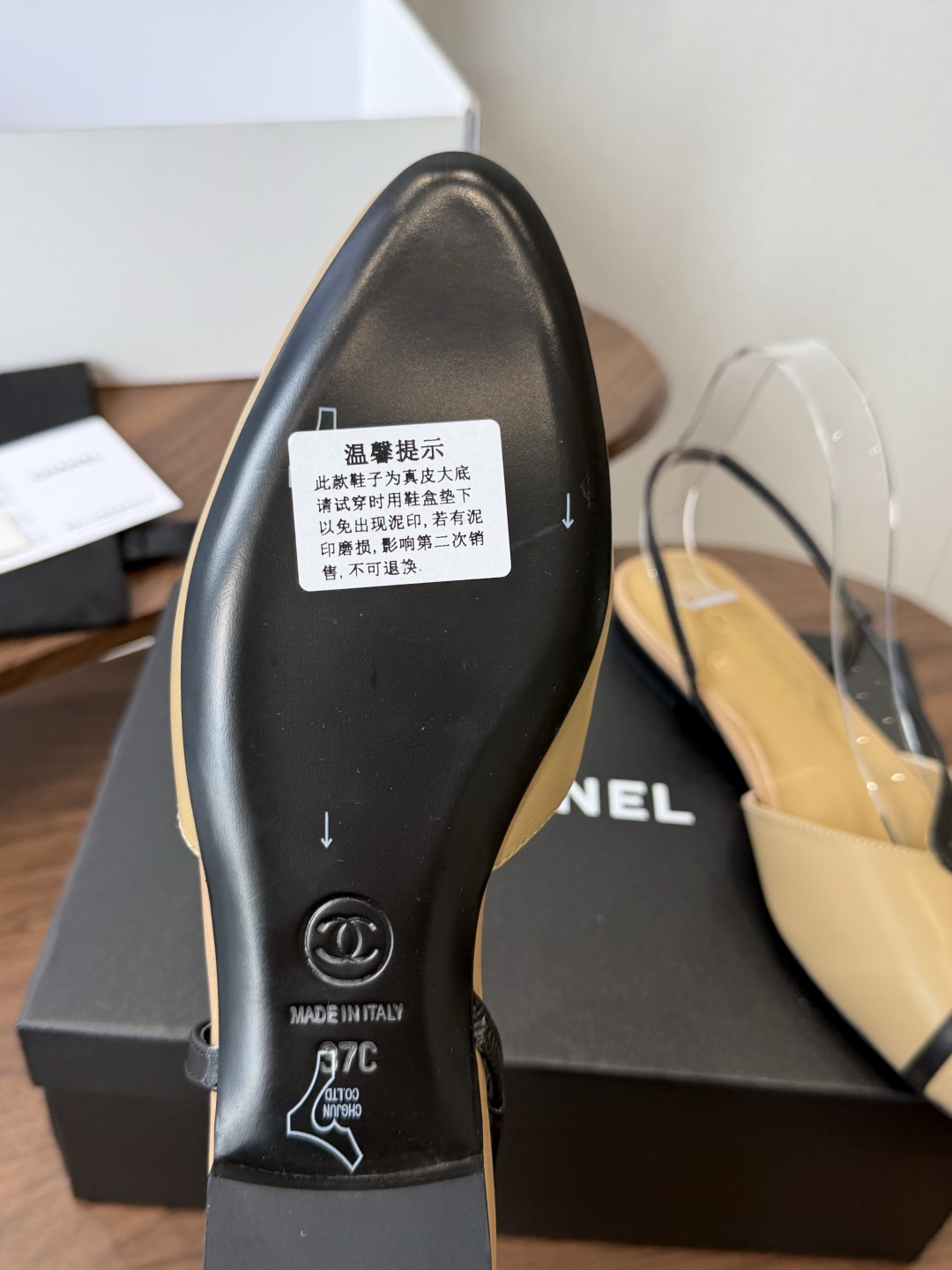 Chanel26ss夏季新款s线条后空平底凉鞋利落的鞋型自带优雅氛围感，后跟细绊带的设计轻松修饰脚踝线条