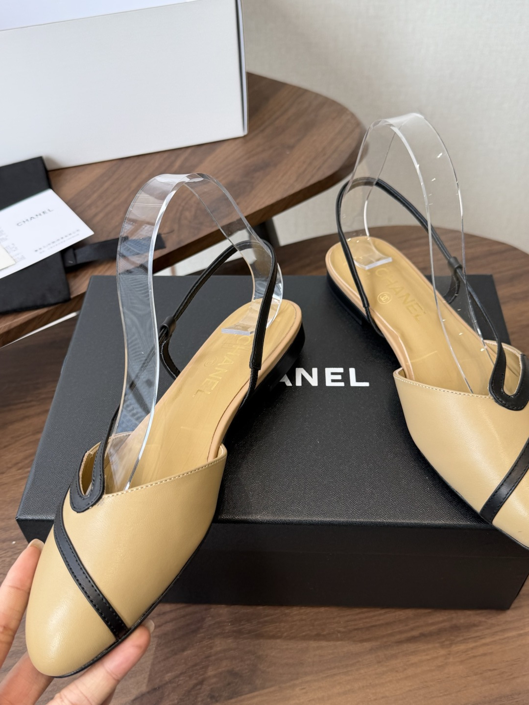 Chanel26ss夏季新款s线条后空平底凉鞋利落的鞋型自带优雅氛围感，后跟细绊带的设计轻松修饰脚踝线条