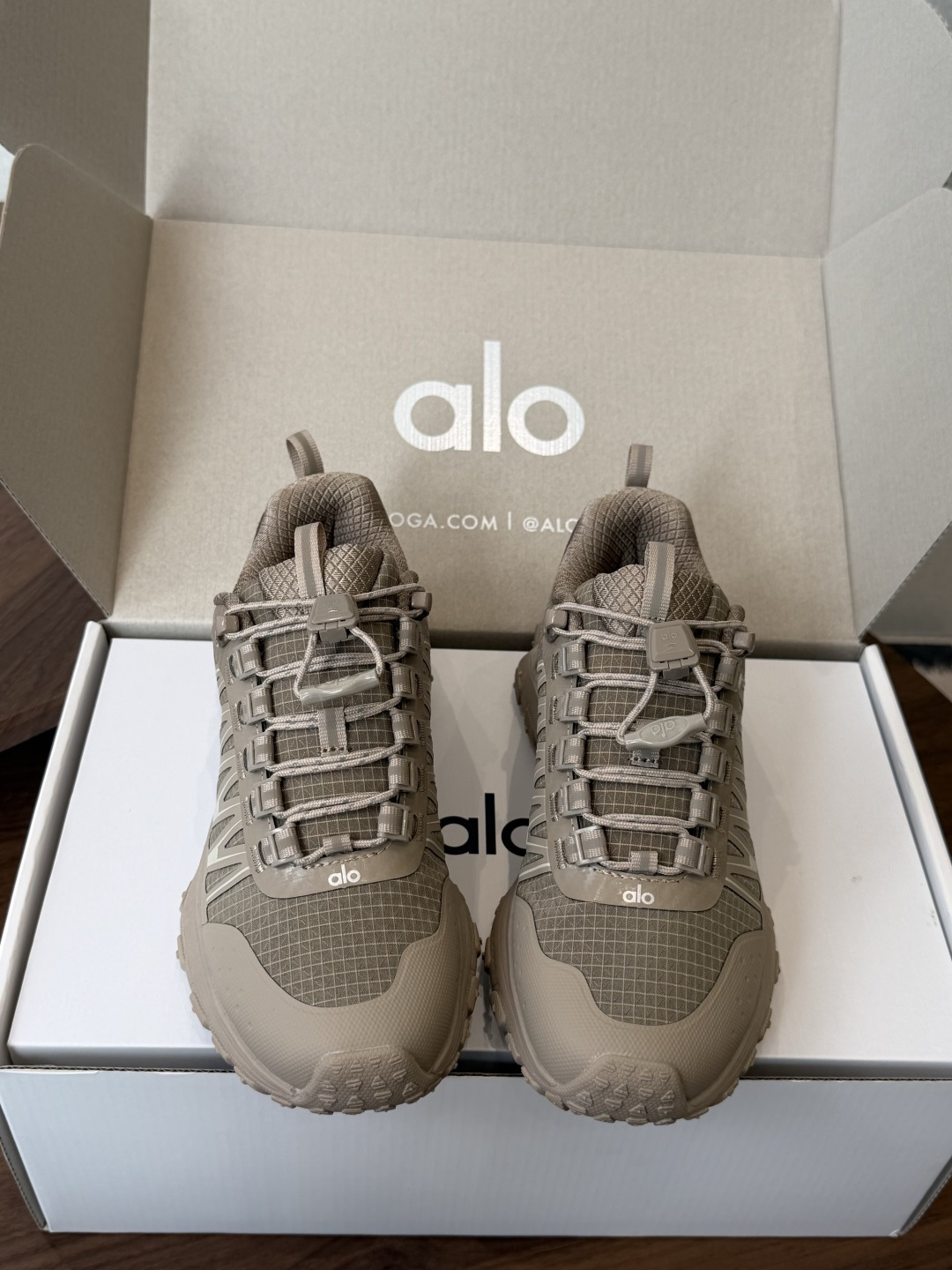 NO:875062,alo26ss spring and summer new style thick sole comfortable couple model casual sports running yoga shoes alo understands girls better than Nike!  Super versatile on the feet!  And super comfortable!  It’s a thick-soled model but not heavy on the feet at all!  Very light!  It looks even better with socks!  And it’s the same model recommended by celebrities~the upper toes are taller and the legs are slimmer!  It’s super suitable for us little girls~ The overall shoe also has a classic color-blocking and contrasting design with a delicate leather texture on the upper!  !  Material original open mold suede outsole IP foam ultra-clear material bottom sheet rubber non-slip Size#Female 35-40 (Female 40 is custom-made and non-returnable) #Male 39-45 (Male 45 is custom-made and non-returnable), casual shoes/sports shoes, sneakers, chamois leather19860909alo26ss 春夏新款 厚底舒适 情侣款 休闲 运动跑步瑜伽鞋 alo比耐克更懂女生！上脚超级百搭！而且超级舒适！是厚底款但是上脚一点都不沉重！ 非常轻便！套上袜套搭配更好看！而且还是明星同款推荐～上脚增高显腿细！ 超级适合我们小个子女生～鞋子整体也是经典的拼色撞色设计搭配鞋面细腻的真皮纹路肌理感！！ 材质原版开模麂皮 大底IP发泡超清料底片橡胶防滑 Size#女35-40（女40订做不退换） #男39-45（男45订做不退换）,休闲鞋/运动鞋,sneakers,chamois leather,Women's Shoes