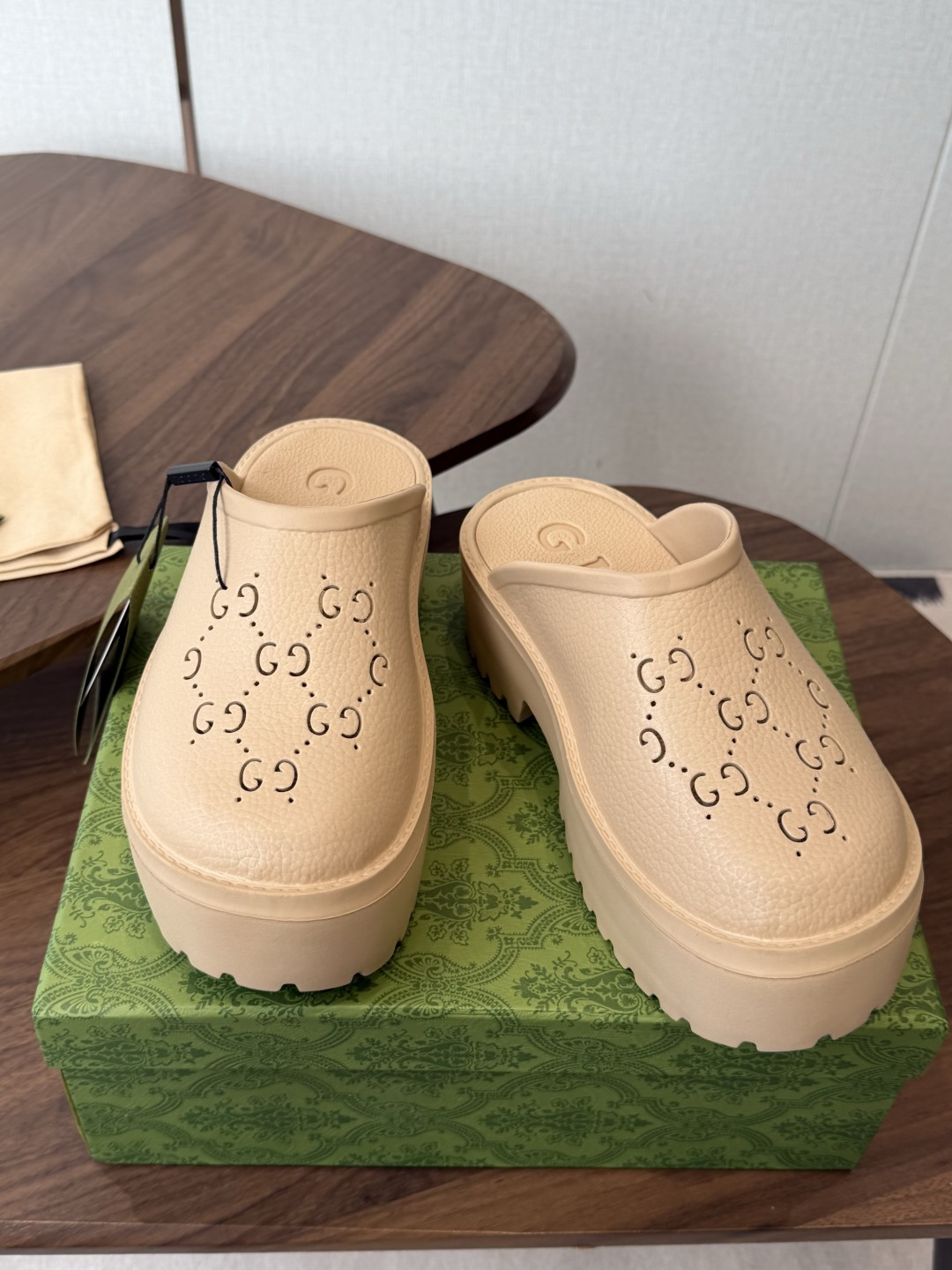 Gucci 古驰26 ss 春夏爆款松糕凉拖系列… GUCCI松糕半拖，摇摇防滑厚底2026夏季新款黑马