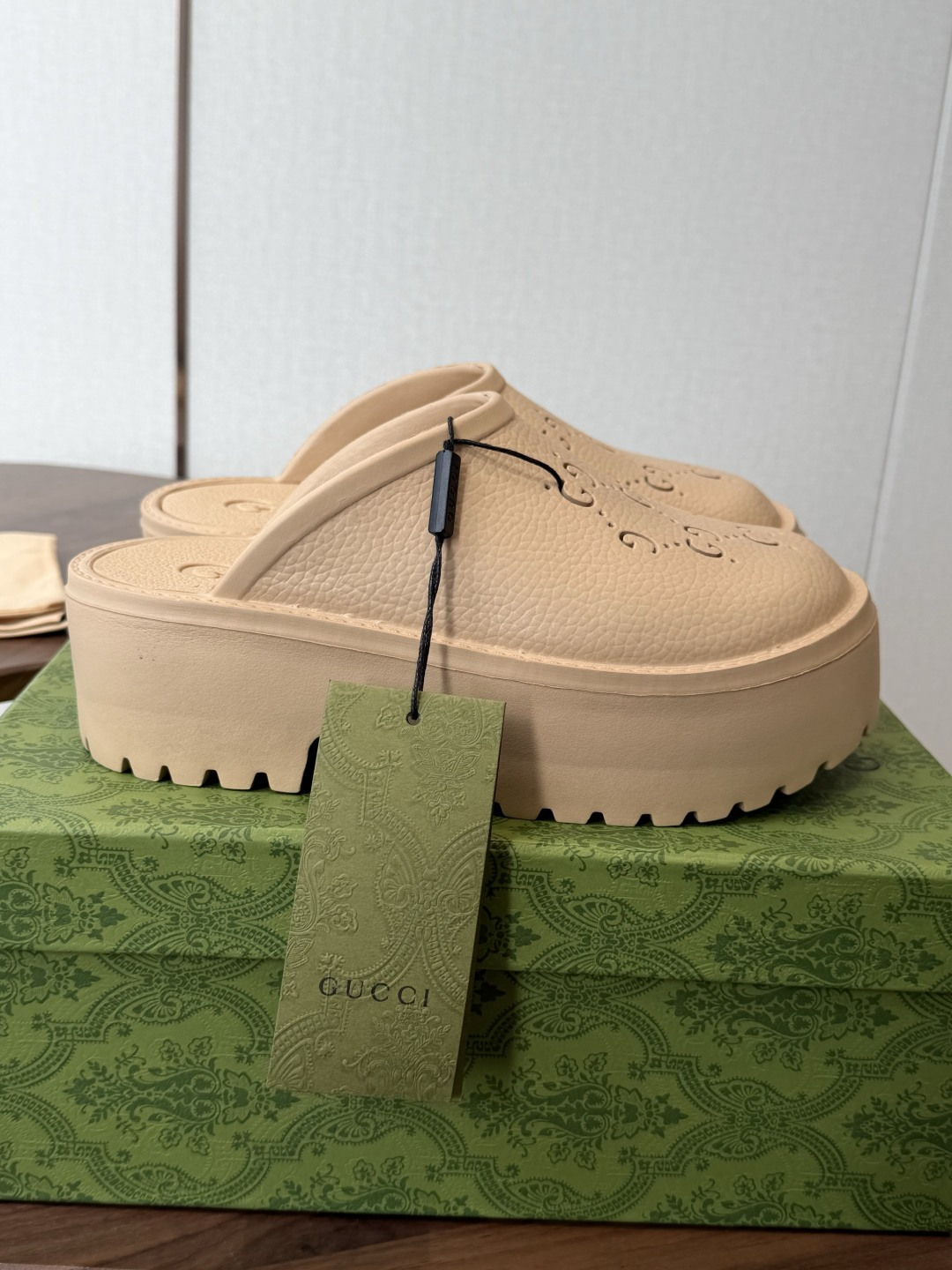 Gucci 古驰26 ss 春夏爆款松糕凉拖系列… GUCCI松糕半拖，摇摇防滑厚底2026夏季新款黑马