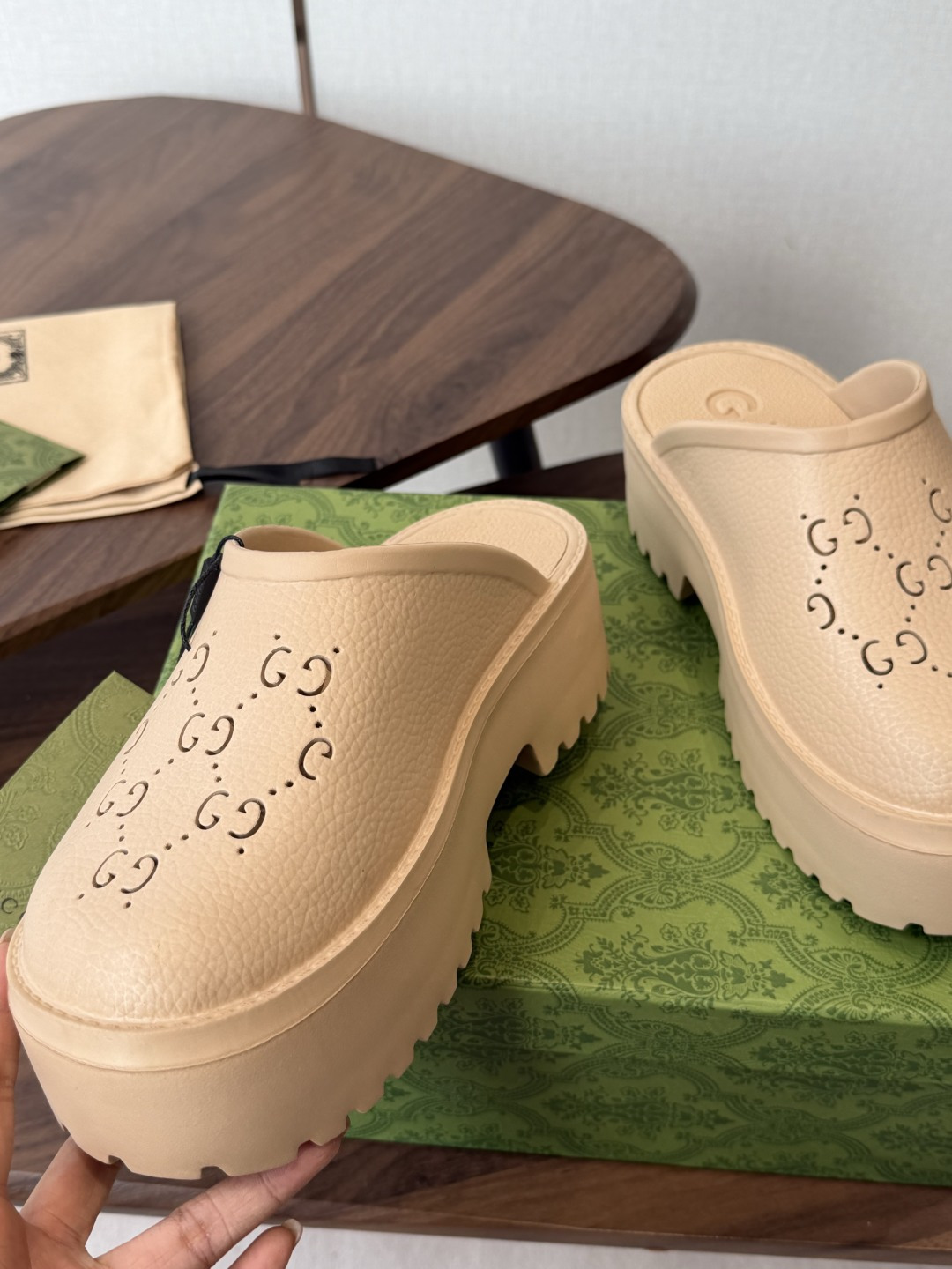 Gucci 古驰26 ss 春夏爆款松糕凉拖系列… GUCCI松糕半拖，摇摇防滑厚底2026夏季新款黑马