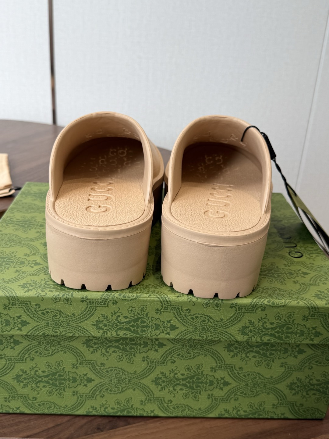 Gucci 古驰26 ss 春夏爆款松糕凉拖系列… GUCCI松糕半拖，摇摇防滑厚底2026夏季新款黑马