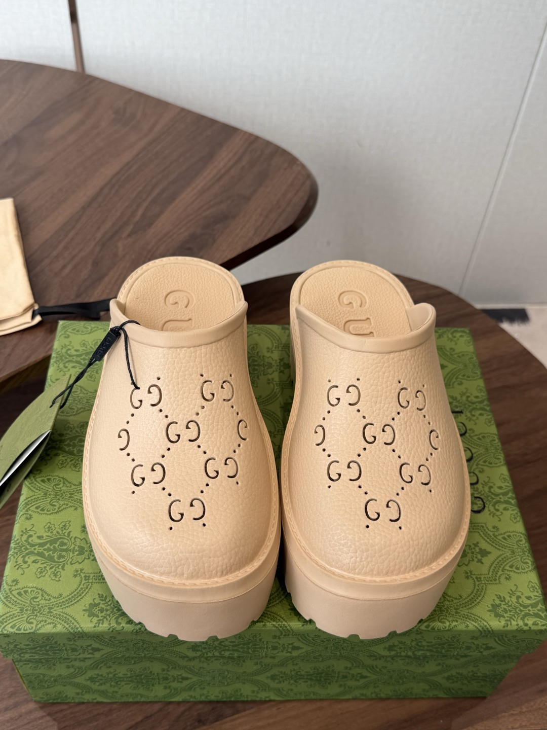 Gucci 古驰26 ss 春夏爆款松糕凉拖系列… GUCCI松糕半拖，摇摇防滑厚底2026夏季新款黑马