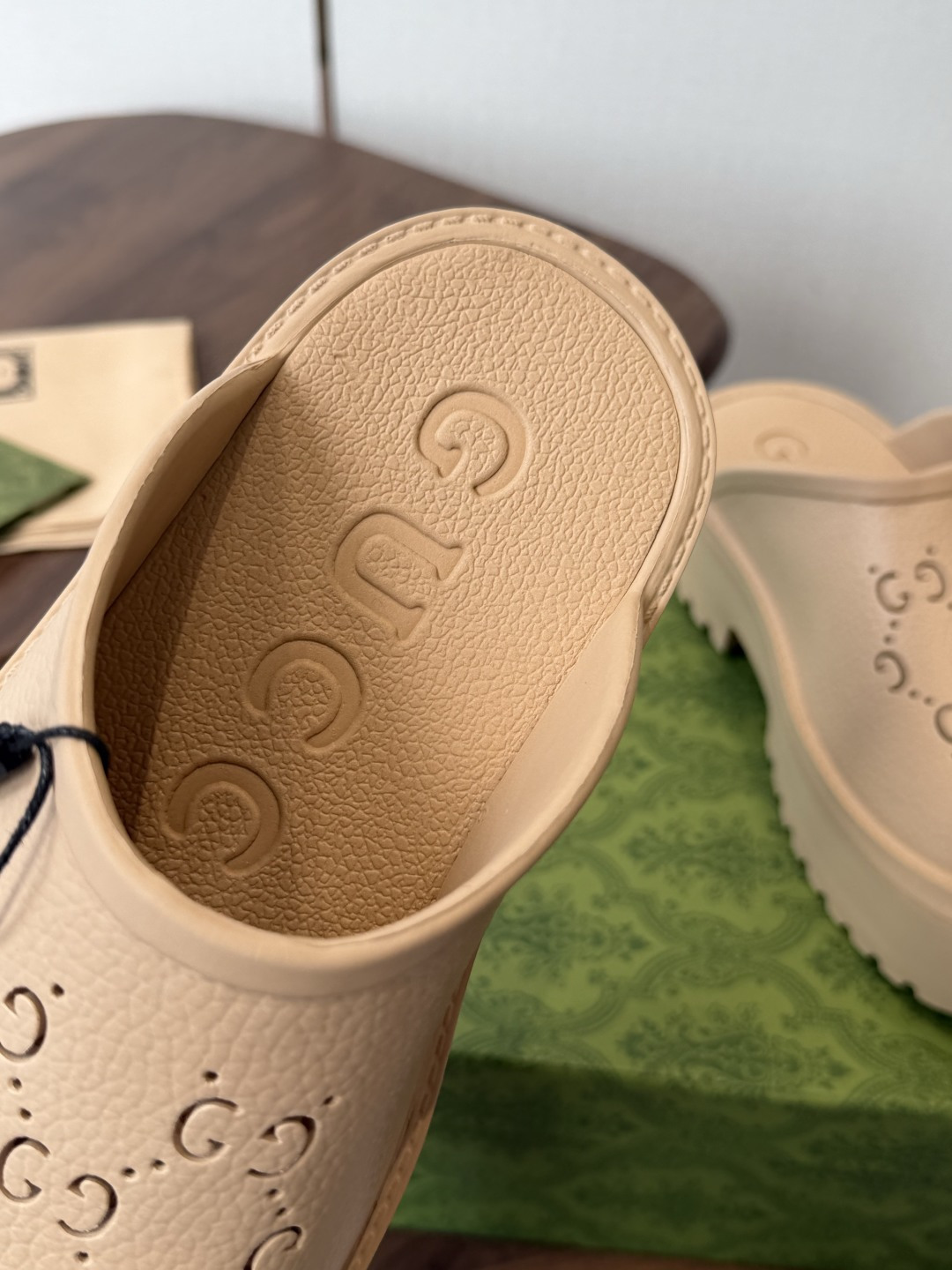 Gucci 古驰26 ss 春夏爆款松糕凉拖系列… GUCCI松糕半拖，摇摇防滑厚底2026夏季新款黑马