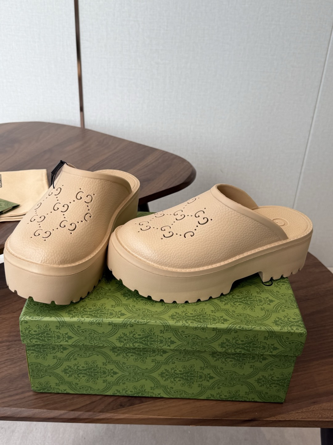 Gucci 古驰26 ss 春夏爆款松糕凉拖系列… GUCCI松糕半拖，摇摇防滑厚底2026夏季新款黑马
