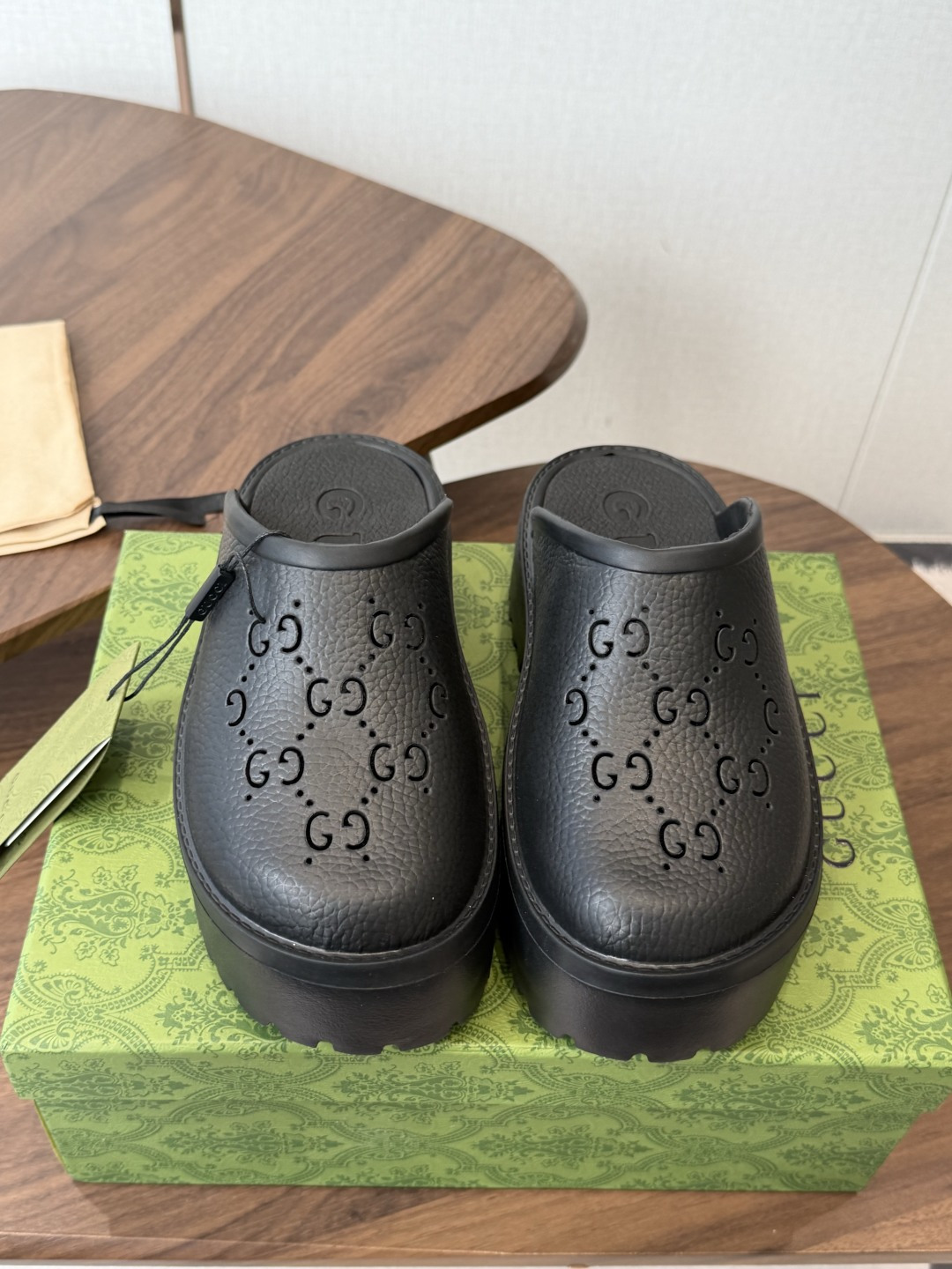Gucci 古驰26 ss 春夏爆款松糕凉拖系列… GUCCI松糕半拖，摇摇防滑厚底2026夏季新款黑马