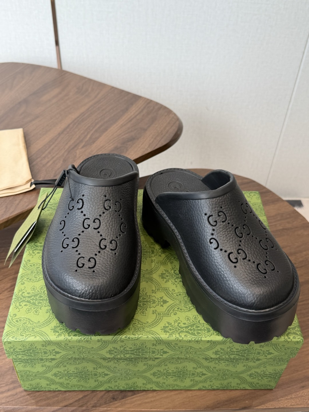 Gucci 古驰26 ss 春夏爆款松糕凉拖系列… GUCCI松糕半拖，摇摇防滑厚底2026夏季新款黑马