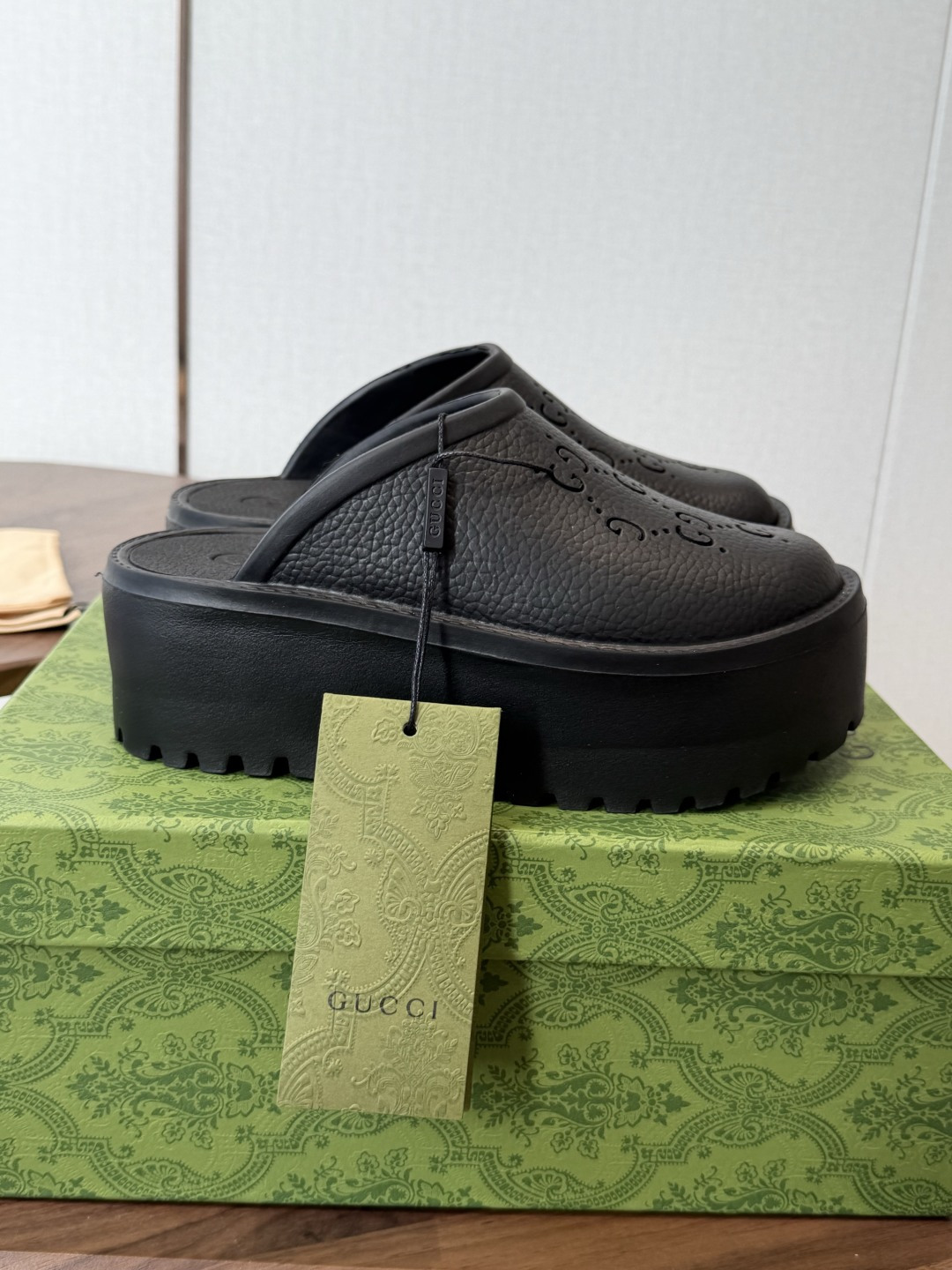 Gucci 古驰26 ss 春夏爆款松糕凉拖系列… GUCCI松糕半拖，摇摇防滑厚底2026夏季新款黑马