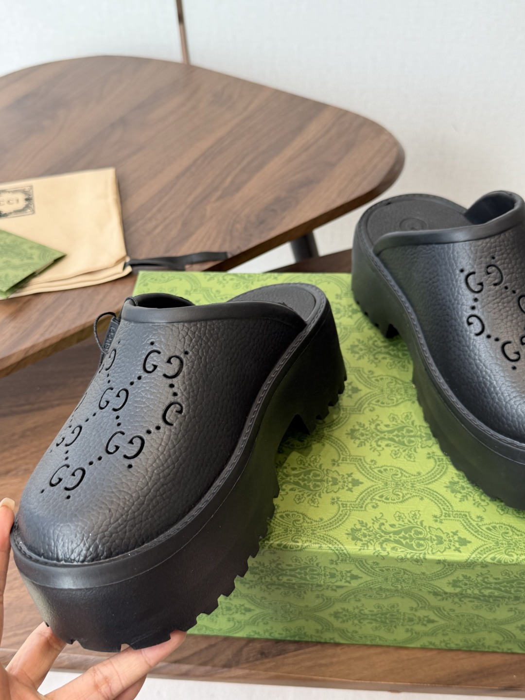 Gucci 古驰26 ss 春夏爆款松糕凉拖系列… GUCCI松糕半拖，摇摇防滑厚底2026夏季新款黑马