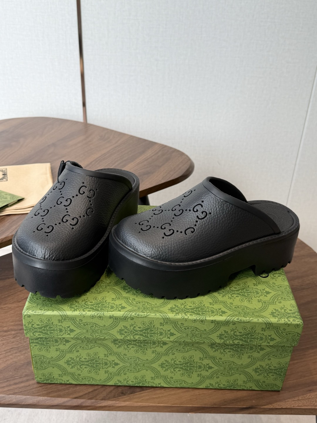Gucci 古驰26 ss 春夏爆款松糕凉拖系列… GUCCI松糕半拖，摇摇防滑厚底2026夏季新款黑马