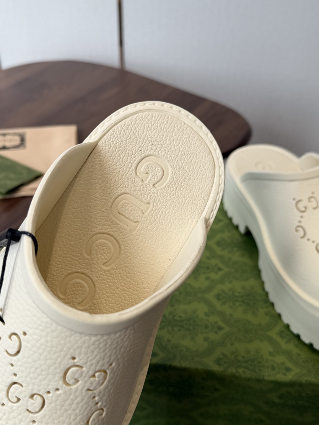 Gucci 古驰26 ss 春夏爆款松糕凉拖系列… GUCCI松糕半拖,摇摇防滑厚底2026夏季新款黑马 Gucci 古驰26 ss 春夏爆款松糕凉拖系列… GUCCI松糕半拖,摇摇防滑厚底2026夏季新款黑马