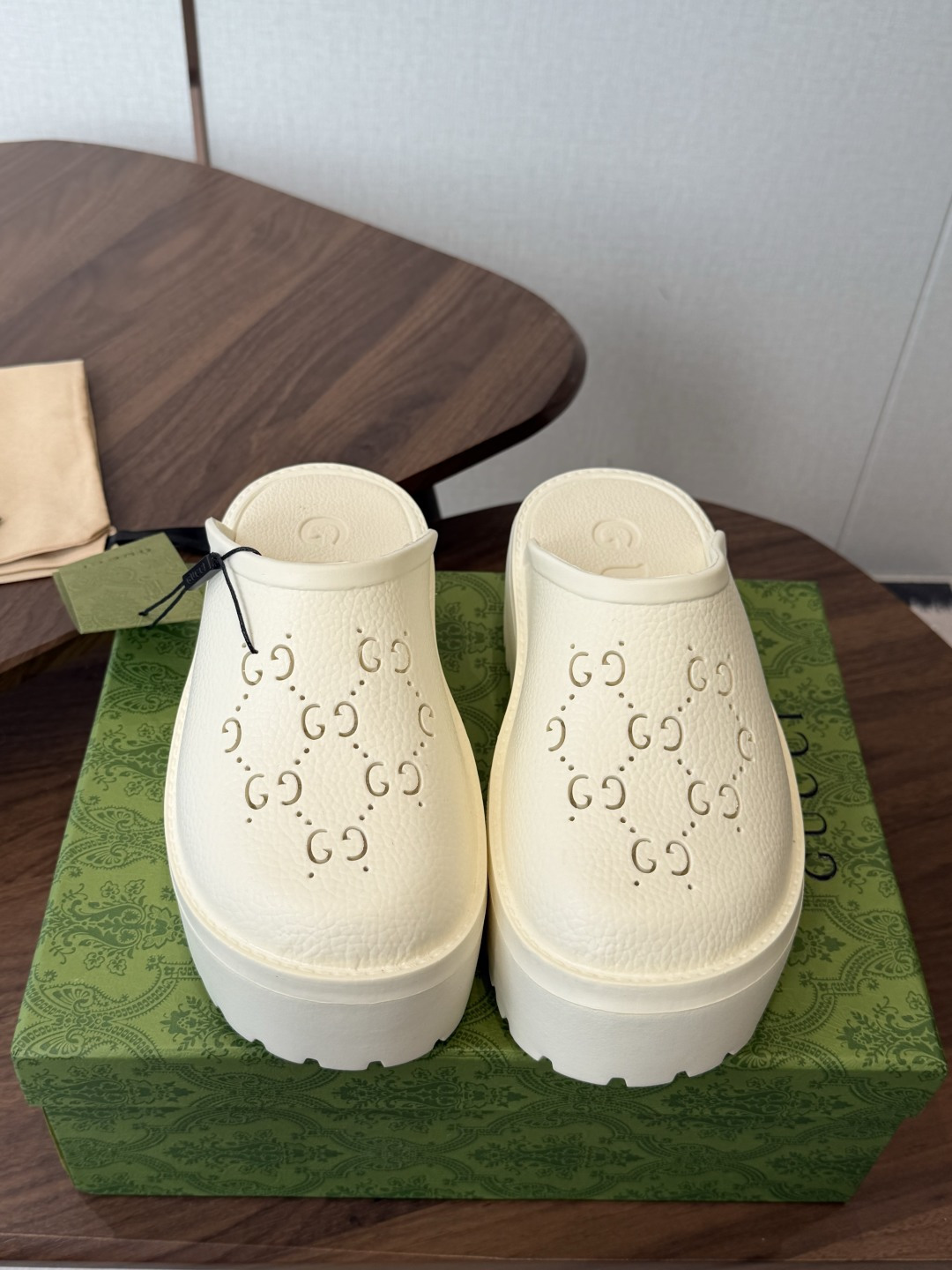 NO:875048,Gucci Gucci 26 ss spring and summer popular sponge cake sandals series... GUCCI sponge cake semi-slippers, rocking non-slip thick soles, the new dark horse item for summer 2026, fashion bloggers at home and abroad have put on the show, popular on social platforms at home and abroad, fashionistas must invest, spend a lot of money to create ingenious craftsmanship, accurately restore every detail... Bottom thickness 5cm Size #36-41 (40  41 Customized (non-refundable), half drag, gucci, gucci19860909Gucci 古驰26 ss 春夏爆款松糕凉拖系列… GUCCI松糕半拖,摇摇防滑厚底 2026夏季新款黑马单品,海内外时尚博主纷纷上脚大秀,火遍海内外社交平台,时尚达人必入款,重金开模打造 匠心工艺,精准还原每个细节…… 底厚5cm Size#36-41（40 41定做不退换）,半拖,gucci,gucci,Women's Shoes