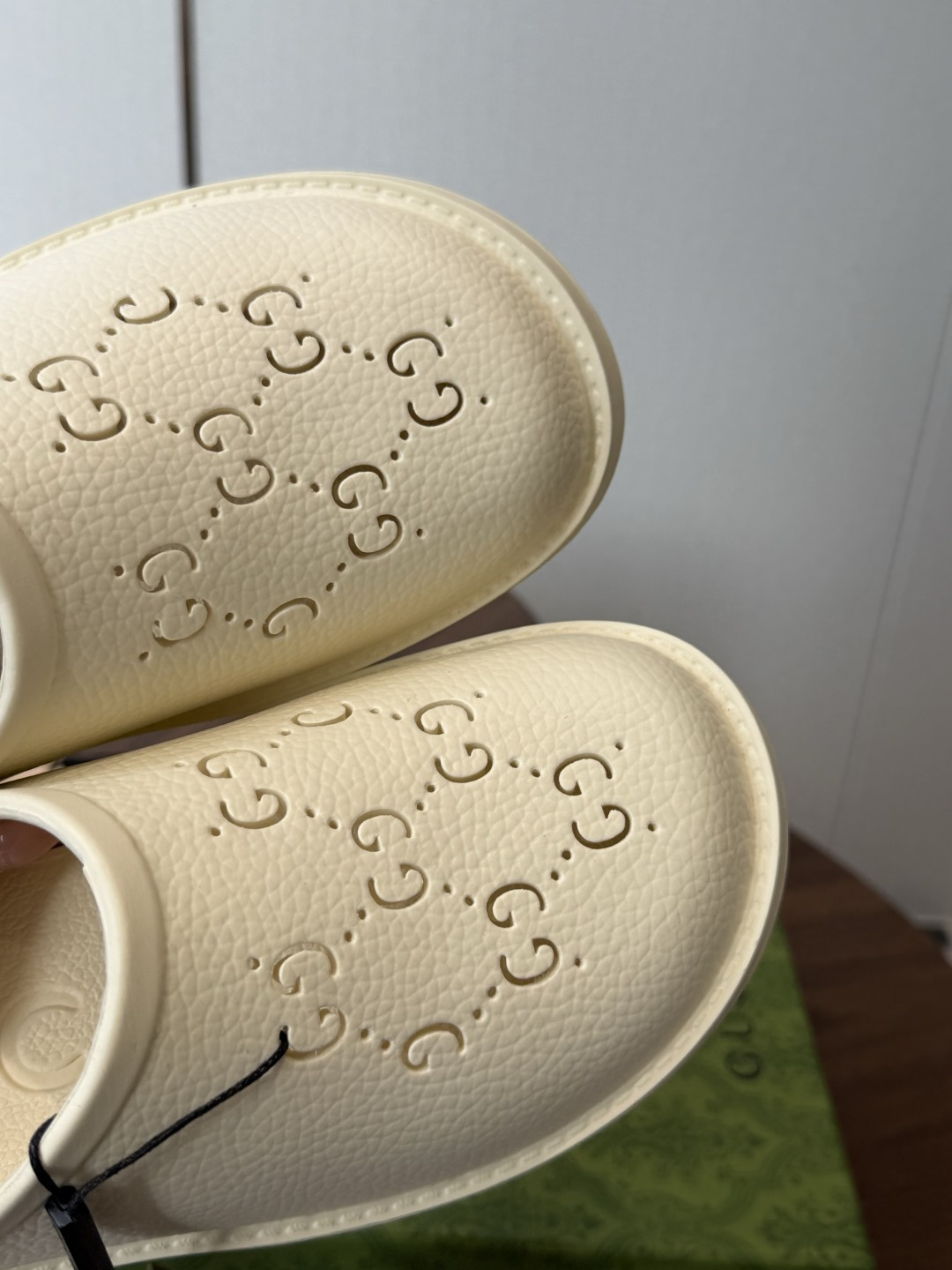 Gucci 古驰26 ss 春夏爆款松糕凉拖系列… GUCCI松糕半拖,摇摇防滑厚底2026夏季新款黑马 Gucci 古驰26 ss 春夏爆款松糕凉拖系列… GUCCI松糕半拖,摇摇防滑厚底2026夏季新款黑马