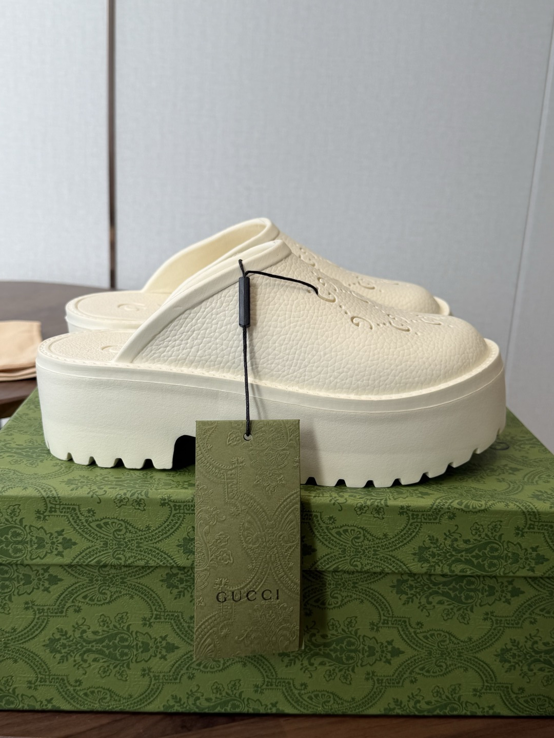 Gucci 古驰26 ss 春夏爆款松糕凉拖系列… GUCCI松糕半拖,摇摇防滑厚底2026夏季新款黑马 Gucci 古驰26 ss 春夏爆款松糕凉拖系列… GUCCI松糕半拖,摇摇防滑厚底2026夏季新款黑马