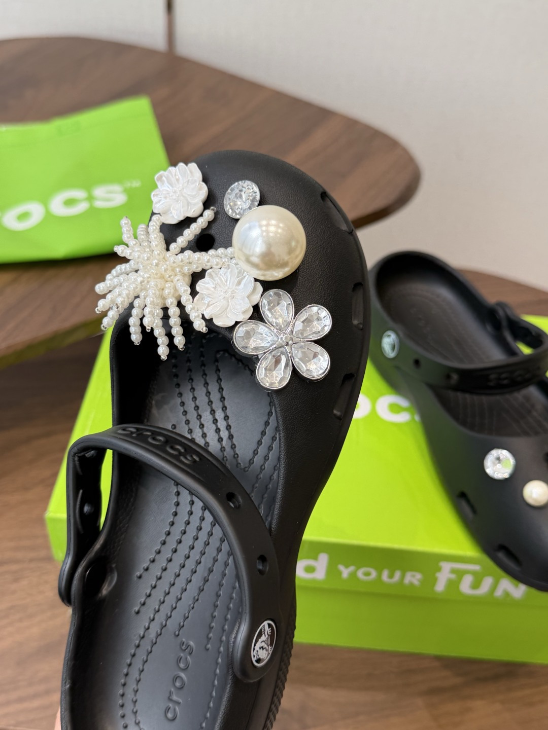Crocs 联名洞洞鞋｜潮人鞋柜的终极炸场款这双鞋，是街头潮流与舒适脚感的完美碰撞，每一处细节都在宣告：