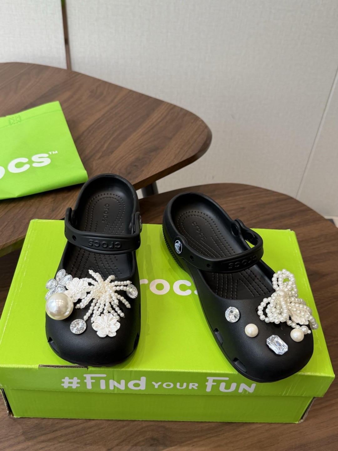 Crocs 联名洞洞鞋｜潮人鞋柜的终极炸场款这双鞋，是街头潮流与舒适脚感的完美碰撞，每一处细节都在宣告：