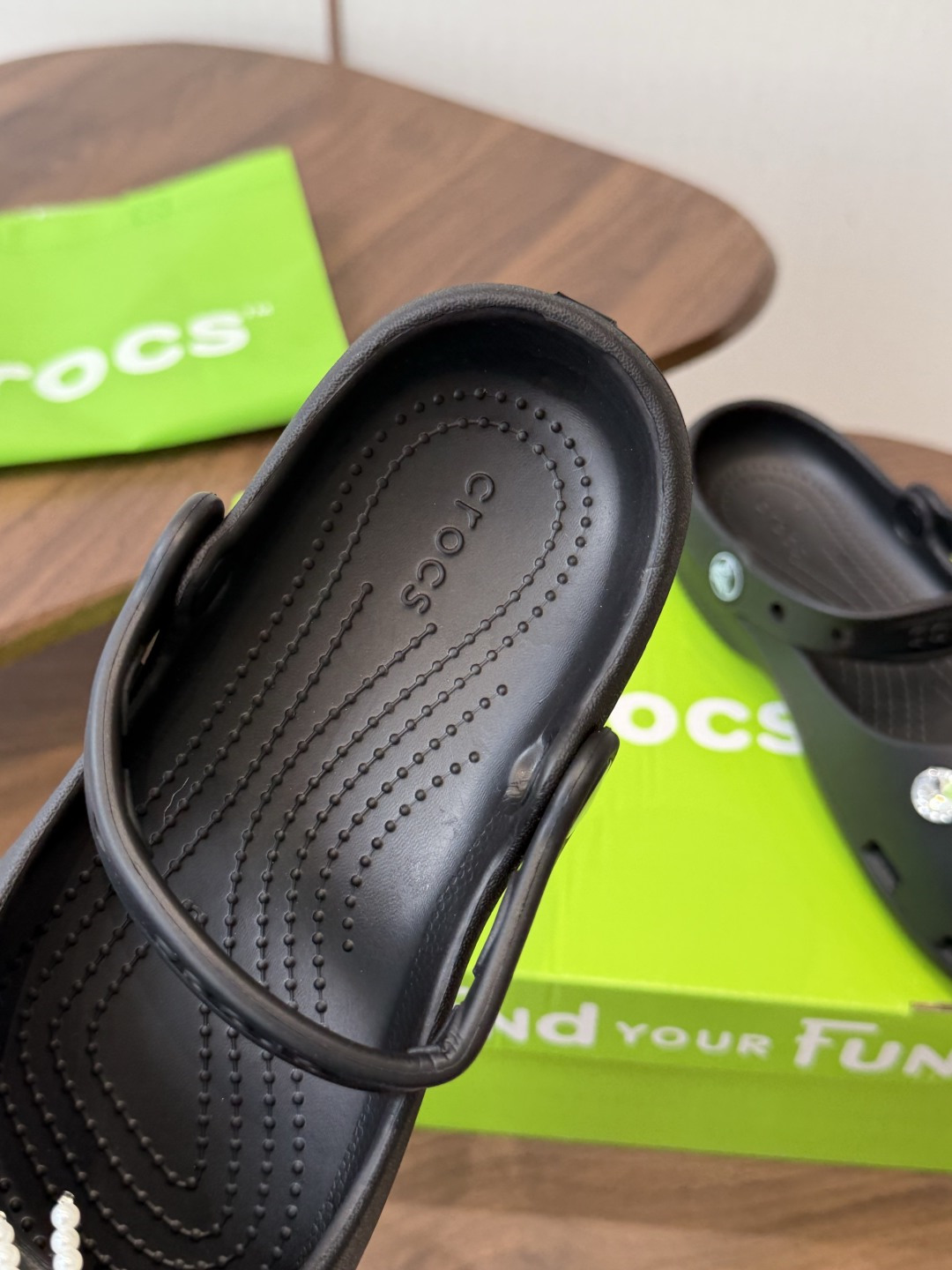 Crocs 联名洞洞鞋｜潮人鞋柜的终极炸场款这双鞋，是街头潮流与舒适脚感的完美碰撞，每一处细节都在宣告：