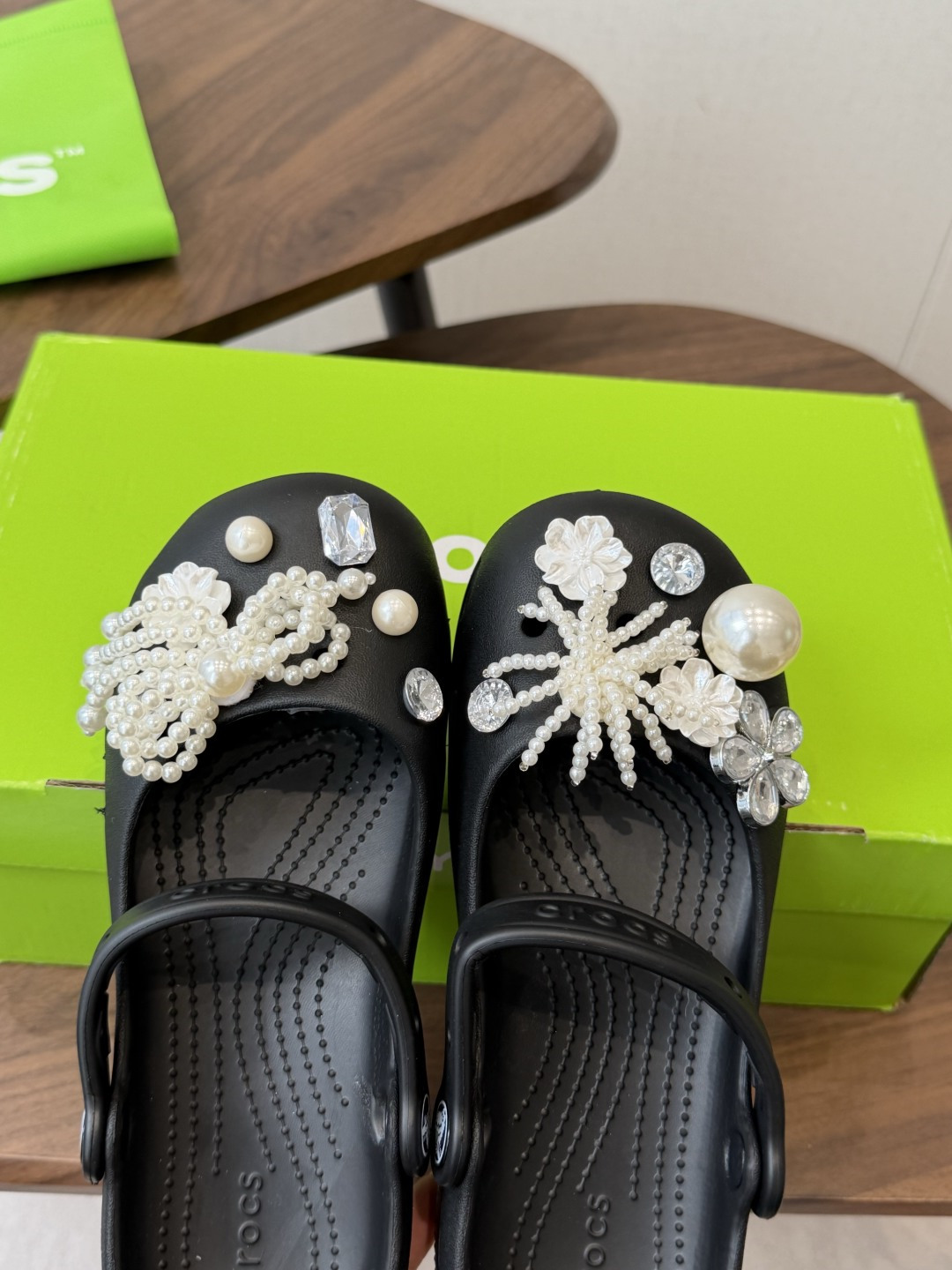 Crocs 联名洞洞鞋｜潮人鞋柜的终极炸场款这双鞋，是街头潮流与舒适脚感的完美碰撞，每一处细节都在宣告：