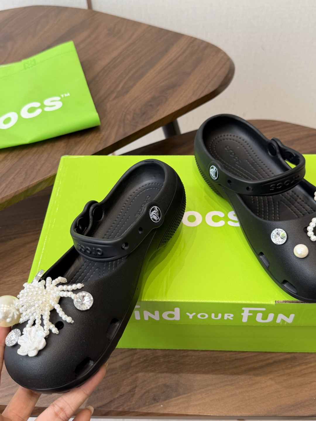 Crocs 联名洞洞鞋｜潮人鞋柜的终极炸场款这双鞋，是街头潮流与舒适脚感的完美碰撞，每一处细节都在宣告：