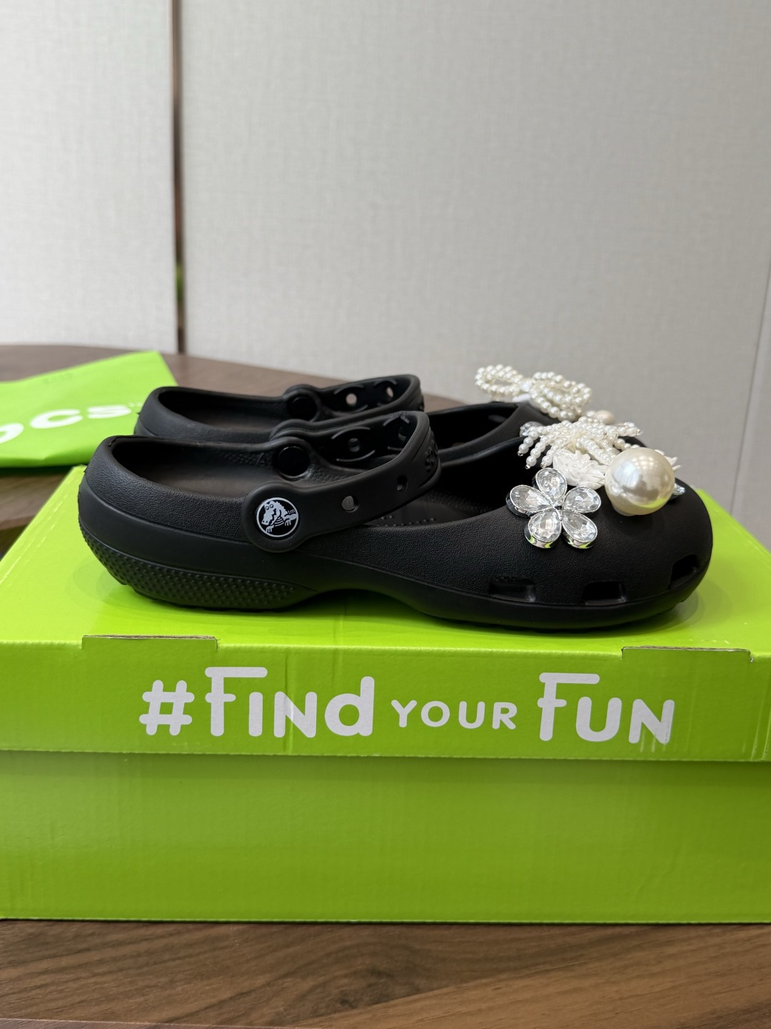 Crocs 联名洞洞鞋｜潮人鞋柜的终极炸场款这双鞋，是街头潮流与舒适脚感的完美碰撞，每一处细节都在宣告：