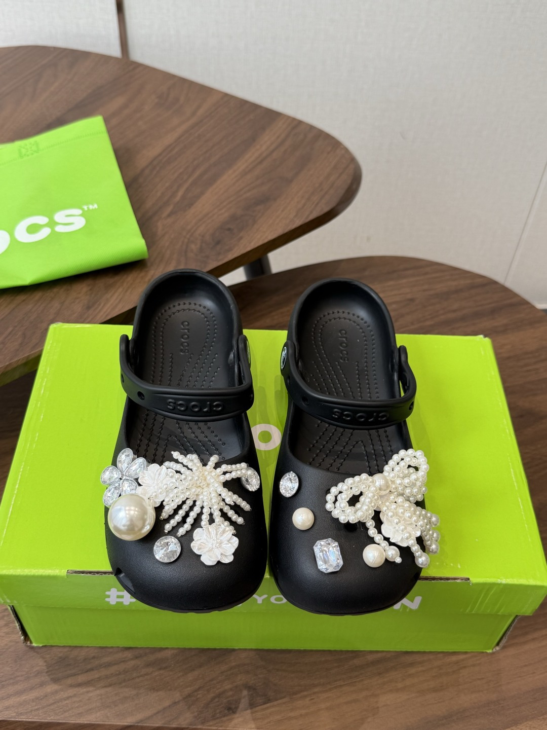 Crocs 联名洞洞鞋｜潮人鞋柜的终极炸场款这双鞋，是街头潮流与舒适脚感的完美碰撞，每一处细节都在宣告：