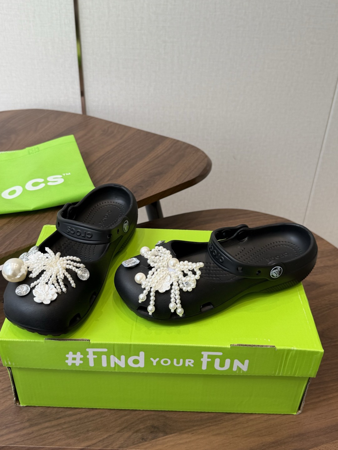Crocs 联名洞洞鞋｜潮人鞋柜的终极炸场款这双鞋，是街头潮流与舒适脚感的完美碰撞，每一处细节都在宣告：