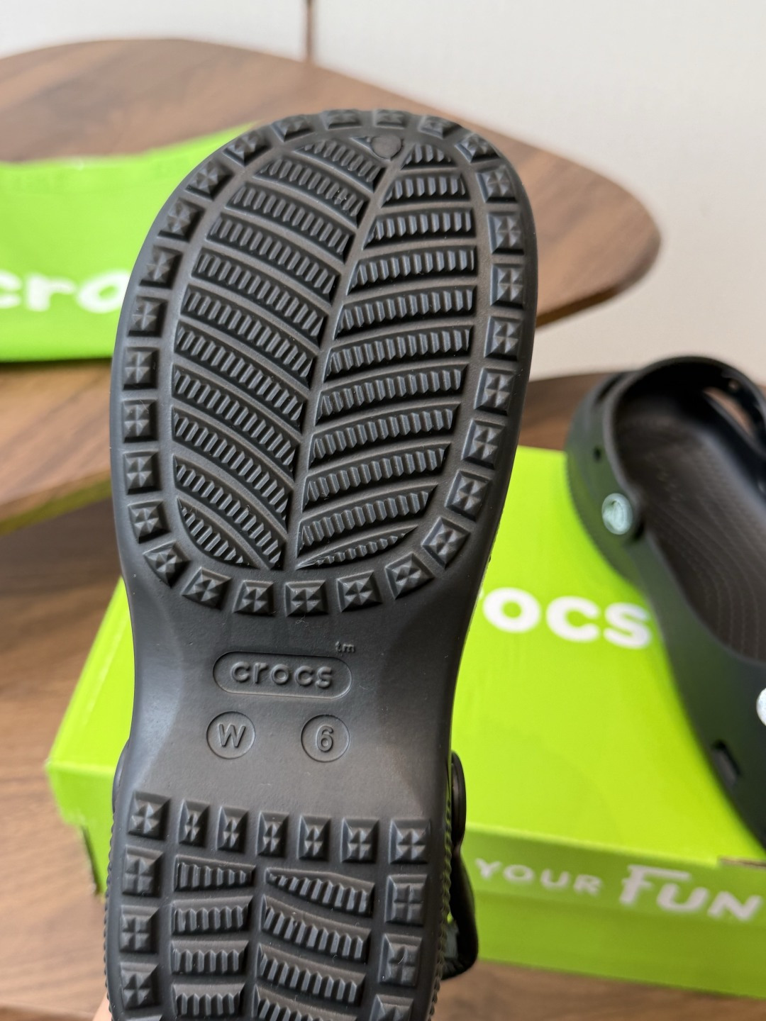 Crocs 联名洞洞鞋｜潮人鞋柜的终极炸场款这双鞋，是街头潮流与舒适脚感的完美碰撞，每一处细节都在宣告：