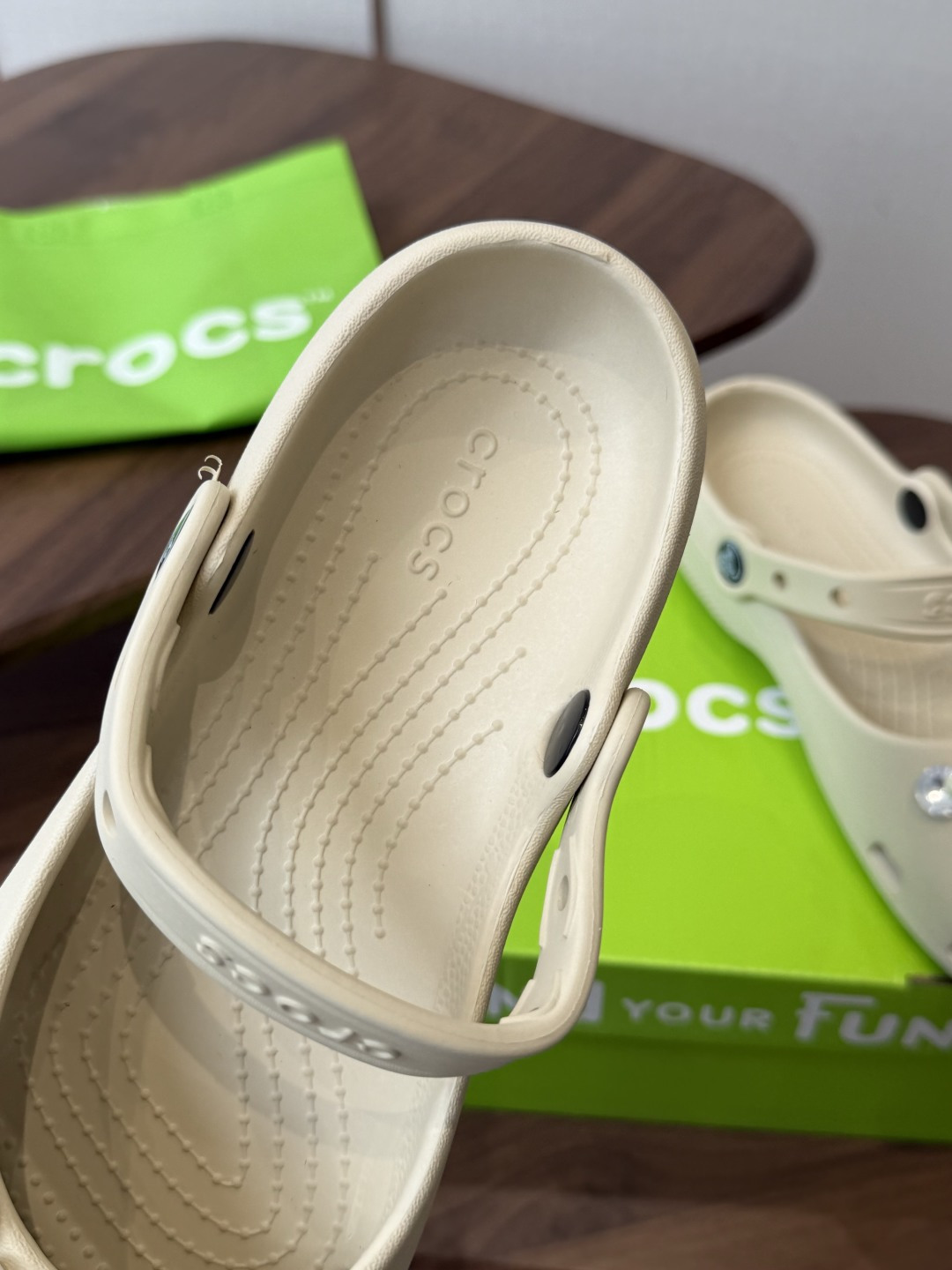 Crocs 联名洞洞鞋｜潮人鞋柜的终极炸场款这双鞋，是街头潮流与舒适脚感的完美碰撞，每一处细节都在宣告：