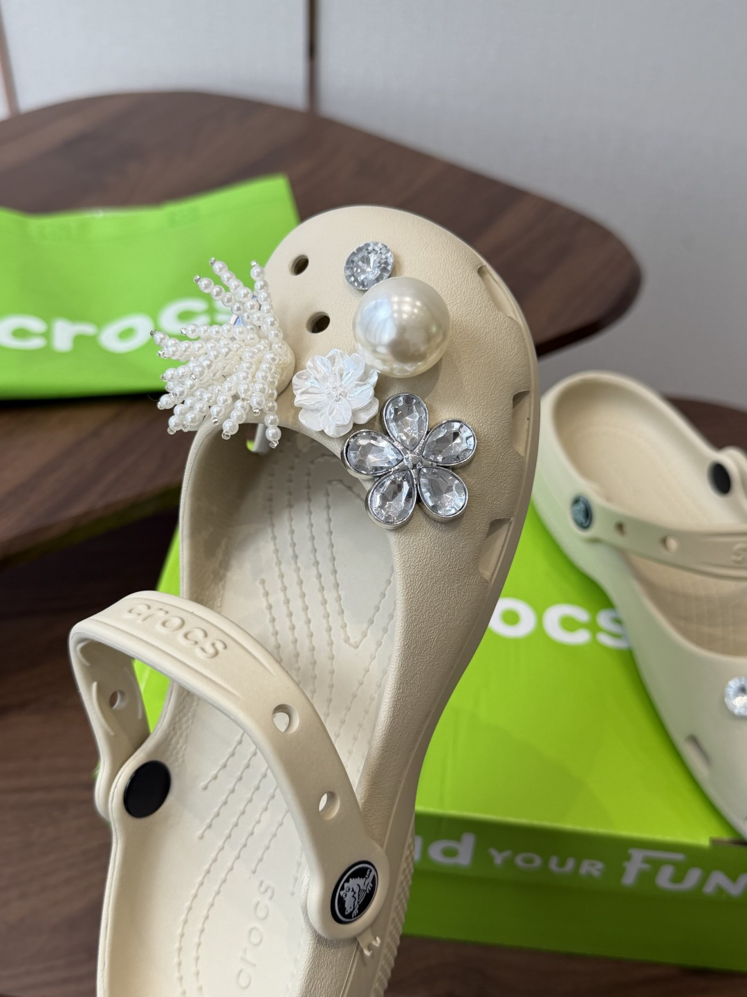 Crocs 联名洞洞鞋｜潮人鞋柜的终极炸场款这双鞋，是街头潮流与舒适脚感的完美碰撞，每一处细节都在宣告：